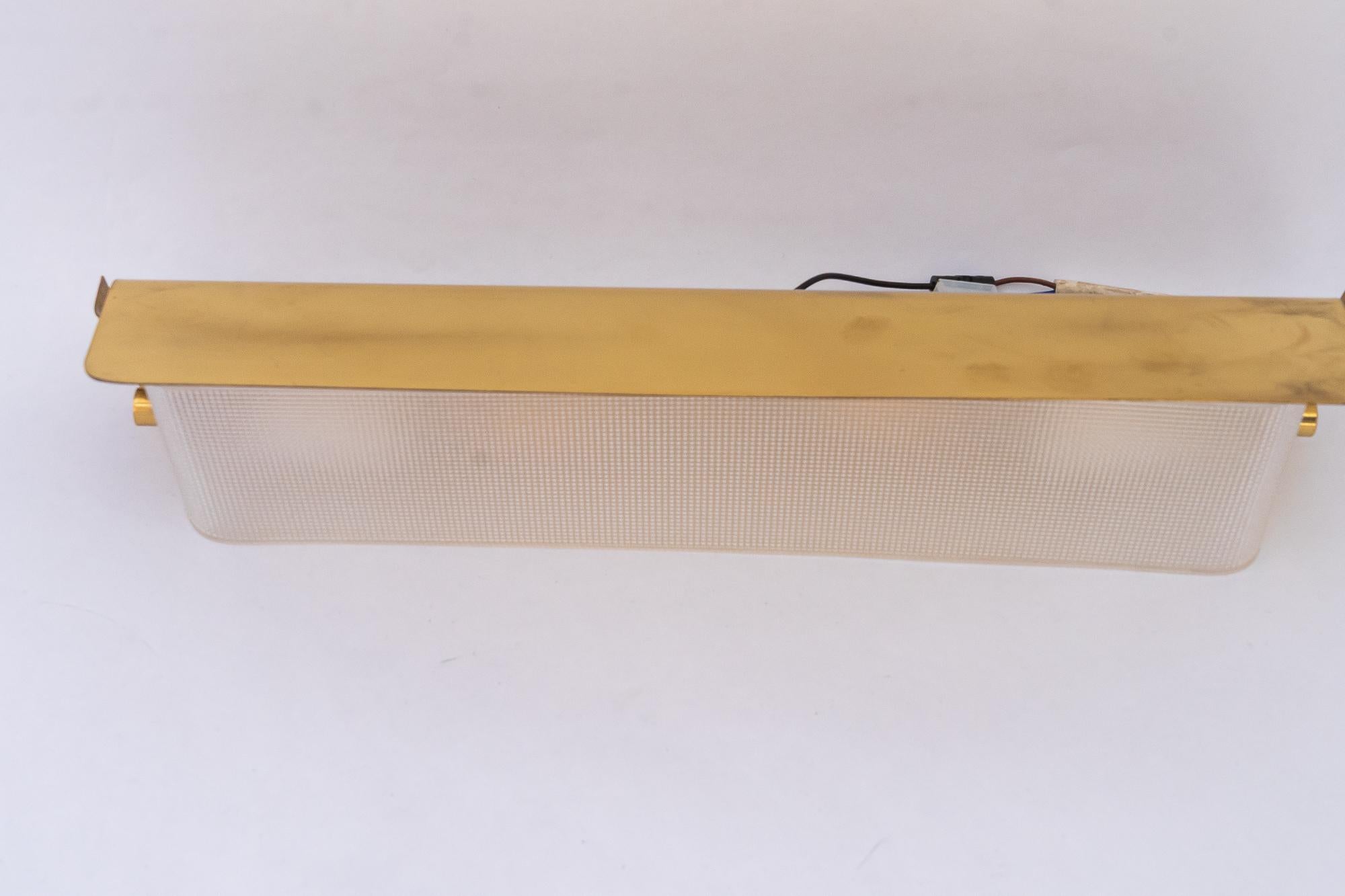Wandleuchte Messing und Lucit um 1970er im Angebot 6