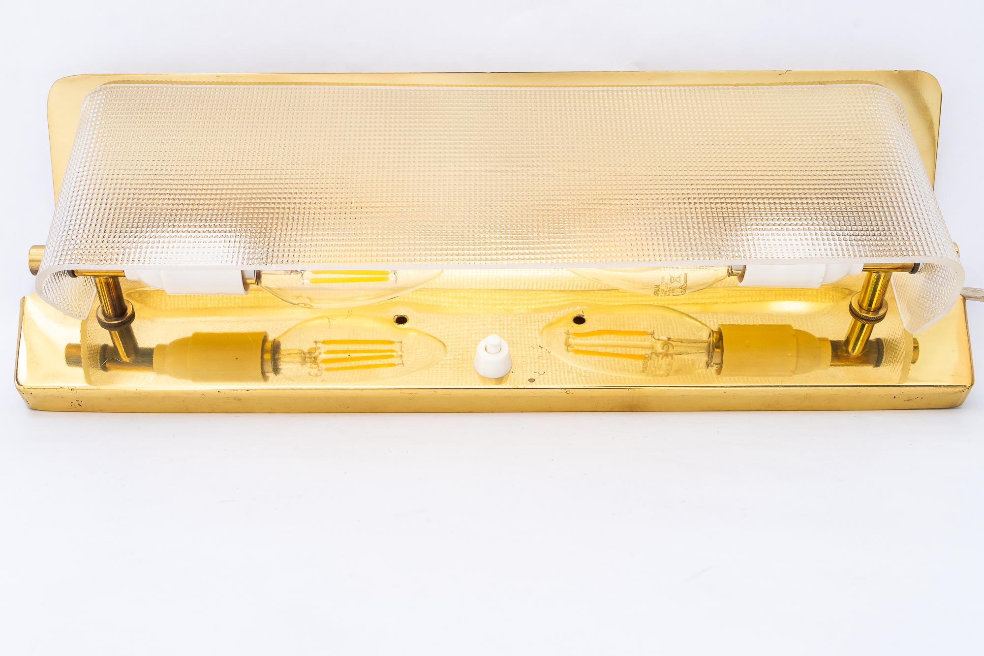 Wandleuchte Messing und Lucit um 1970er im Zustand „Gut“ im Angebot in Wien, AT