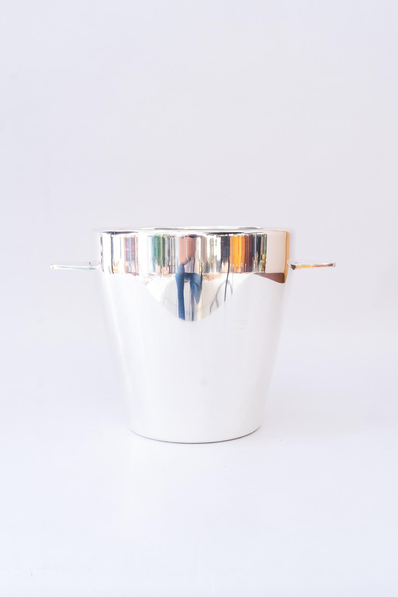 Berndorf Champagne Bucket Round, 1920s 'Alpaca ' (marked by Berndorf on bottom)
Polished