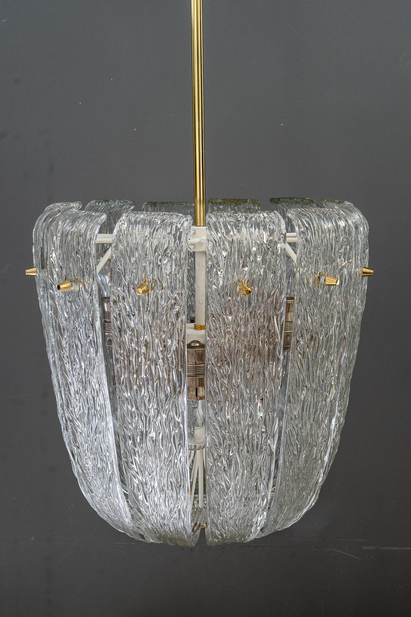 Moderner Kronleuchter aus der Mitte des Jahrhunderts mit Messing und gebogenem, strukturiertem Glas von J.T. Kalmar (Österreichisch) im Angebot