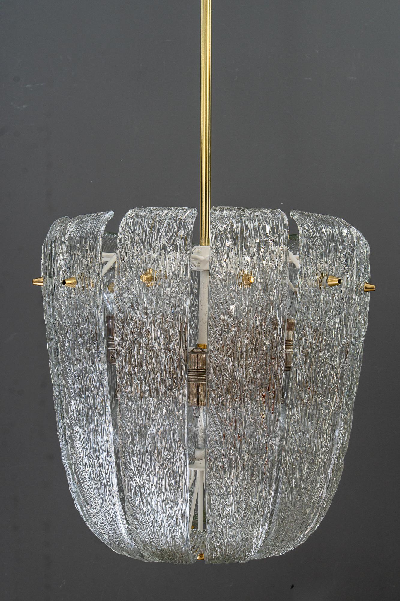 Moderner Kronleuchter aus der Mitte des Jahrhunderts mit Messing und gebogenem, strukturiertem Glas von J.T. Kalmar
Messing poliert und emailliert
Original-Strukturglas

