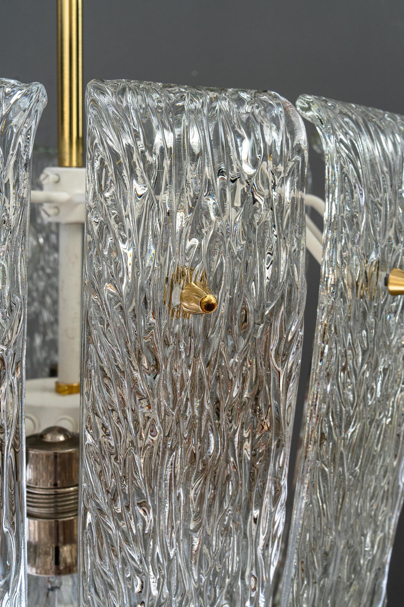 Moderner Kronleuchter aus der Mitte des Jahrhunderts mit Messing und gebogenem, strukturiertem Glas von J.T. Kalmar (Lackiert) im Angebot