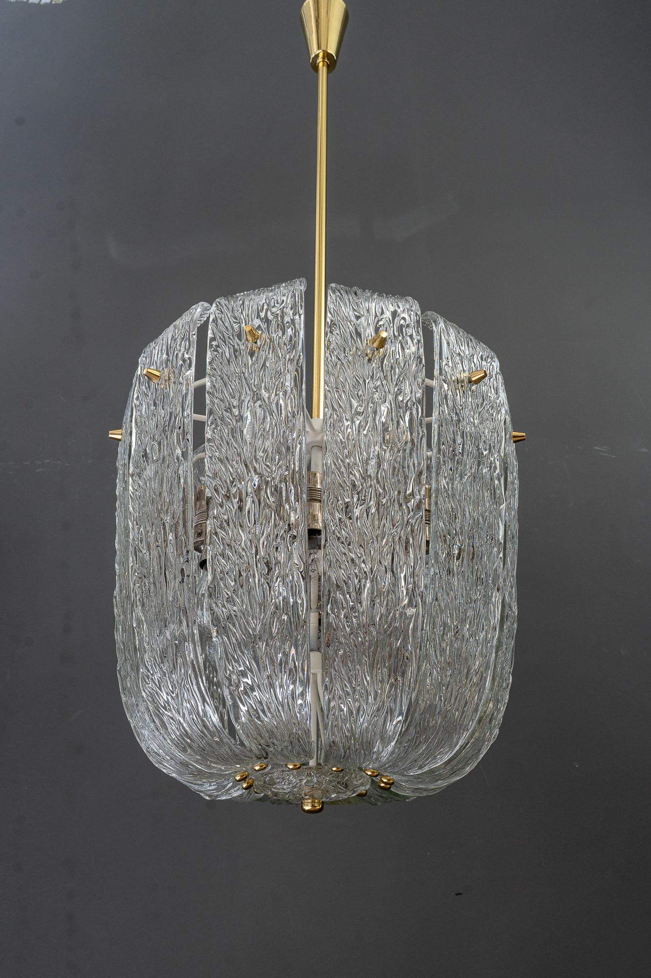 Moderner Kronleuchter aus der Mitte des Jahrhunderts mit Messing und gebogenem, strukturiertem Glas von J.T. Kalmar im Angebot 1