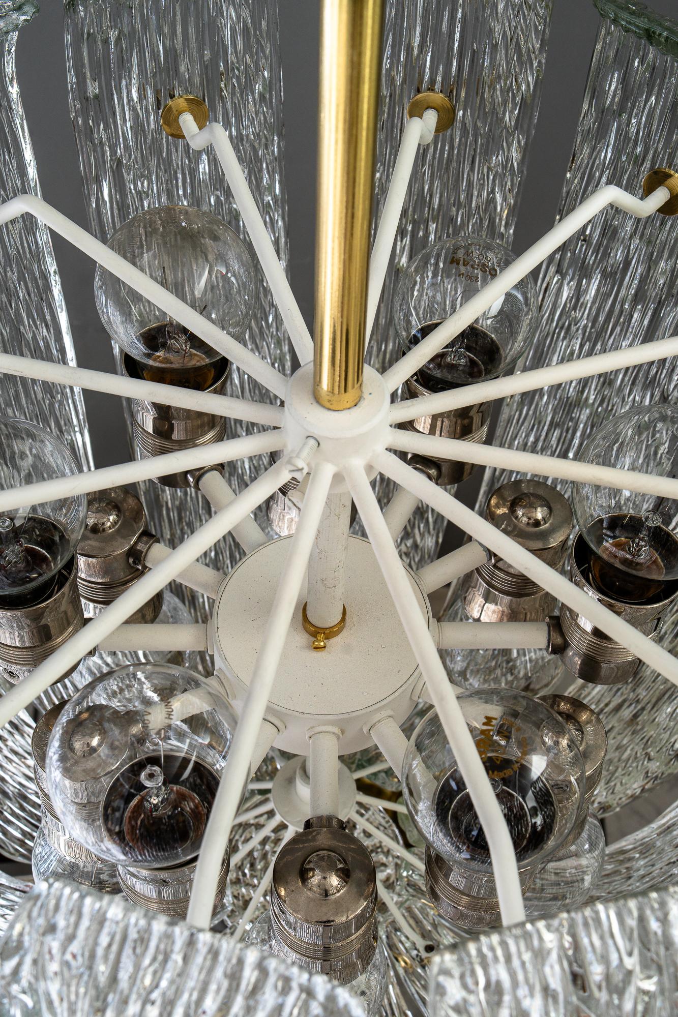 Moderner Kronleuchter aus der Mitte des Jahrhunderts mit Messing und gebogenem, strukturiertem Glas von J.T. Kalmar im Zustand „Gut“ im Angebot in Wien, AT