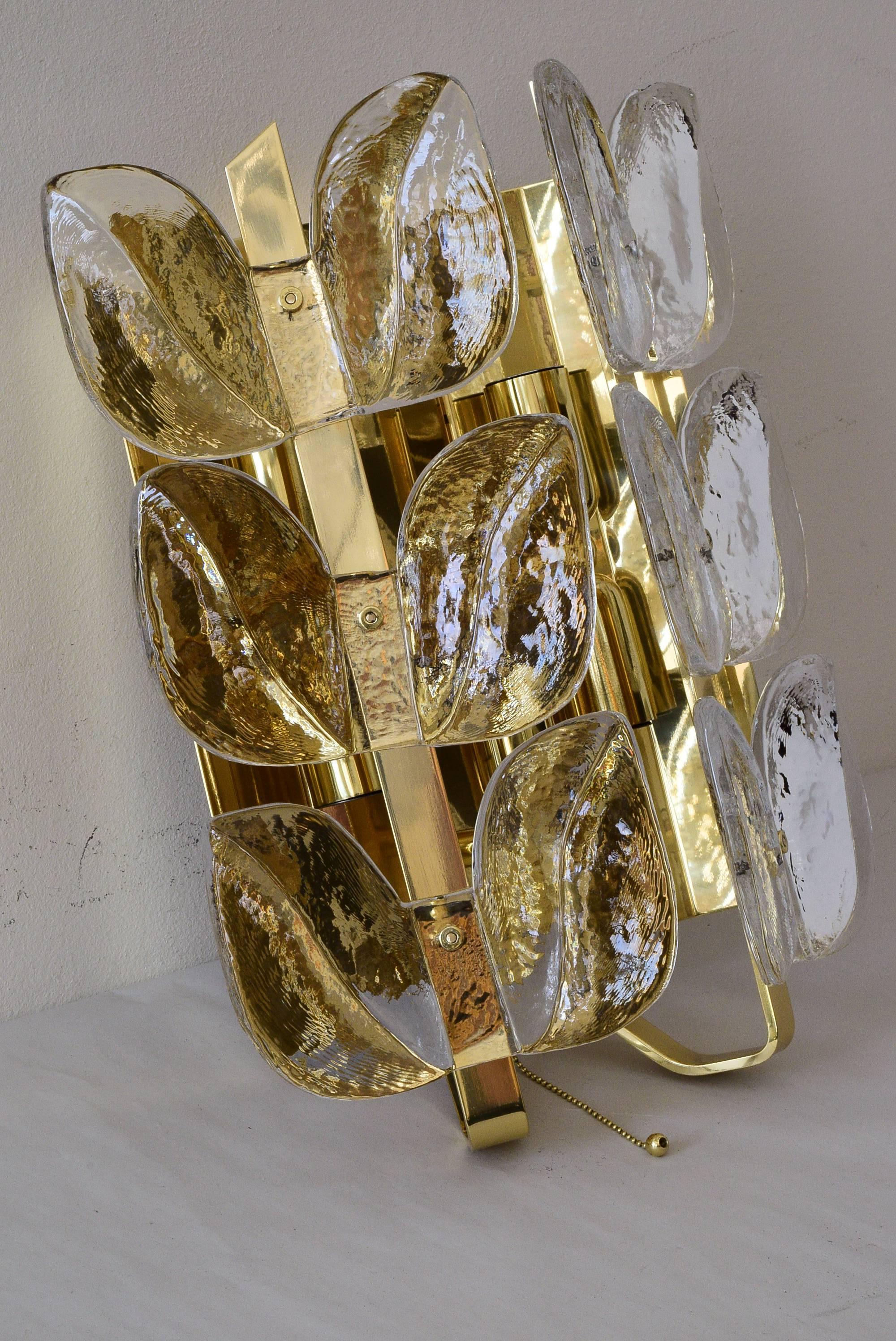 Wandleuchter aus Blattglas und vergoldetem Messing von J.T Kalmar.
Fünf Glühbirnen.
Poliert und einbrennlackiert.