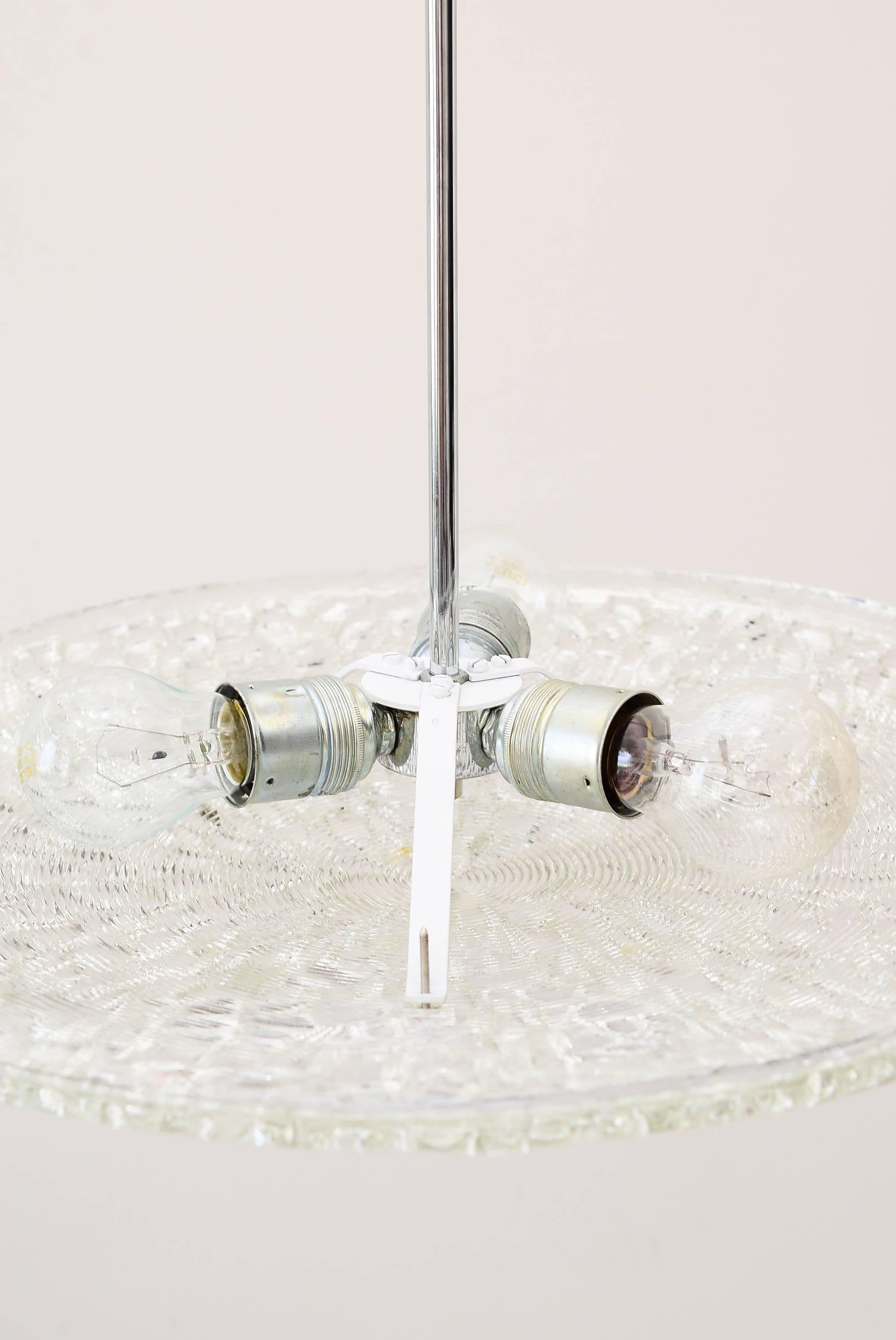 Zwei Kalmar-Lampen mit strukturiertem Glas, Wien, 1950.
Schöne kuppelförmige Deckenhalterung von J.T. Kalmar. Dickes Glas mit unterschiedlichen Texturen auf jeder Seite und vernickelten Beschlägen. Sehr guter Zustand.
2 Stück sind verfügbar, Preis