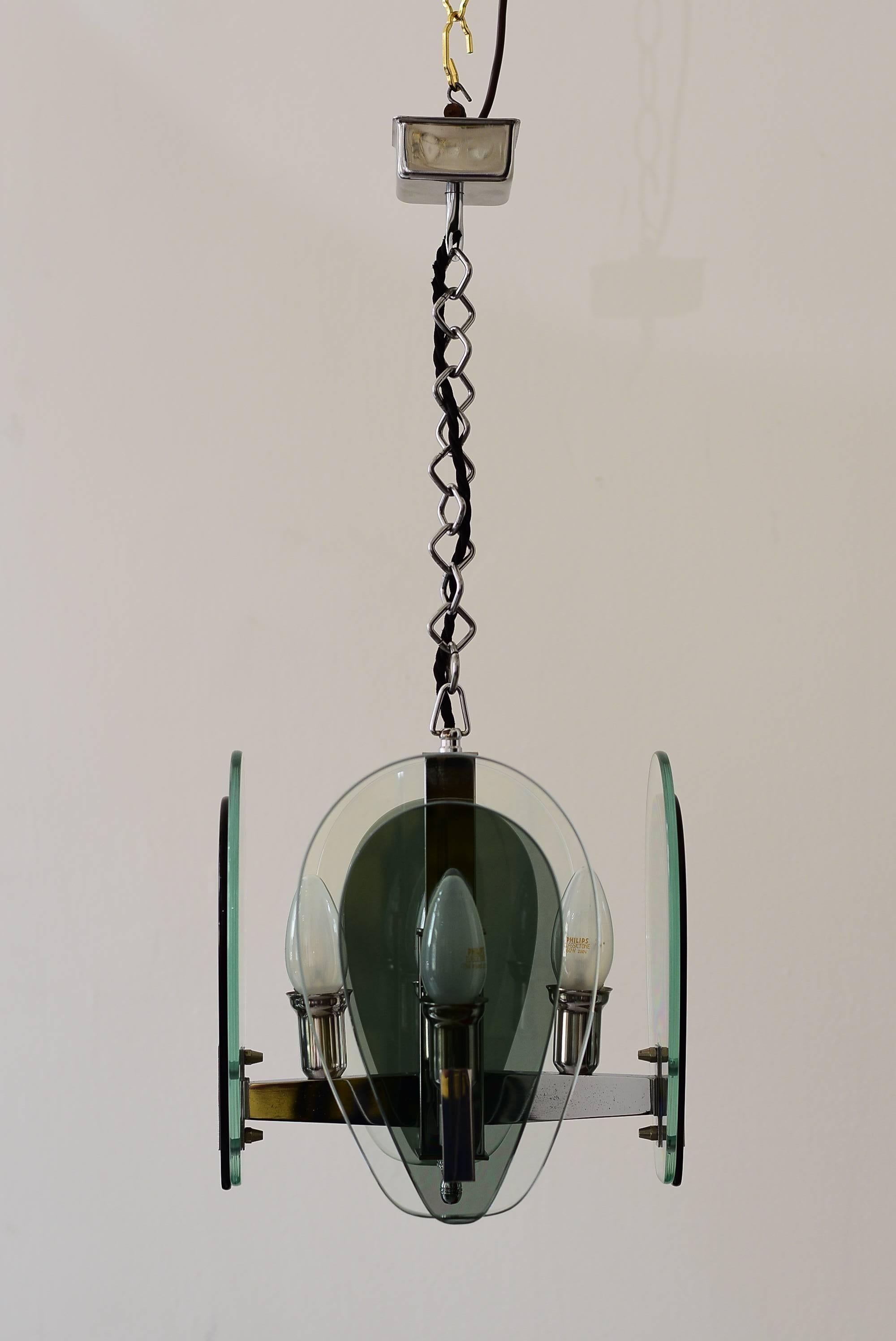 Pendentif en verre dans le style de Fontana Arte.

Quatre ampoules.