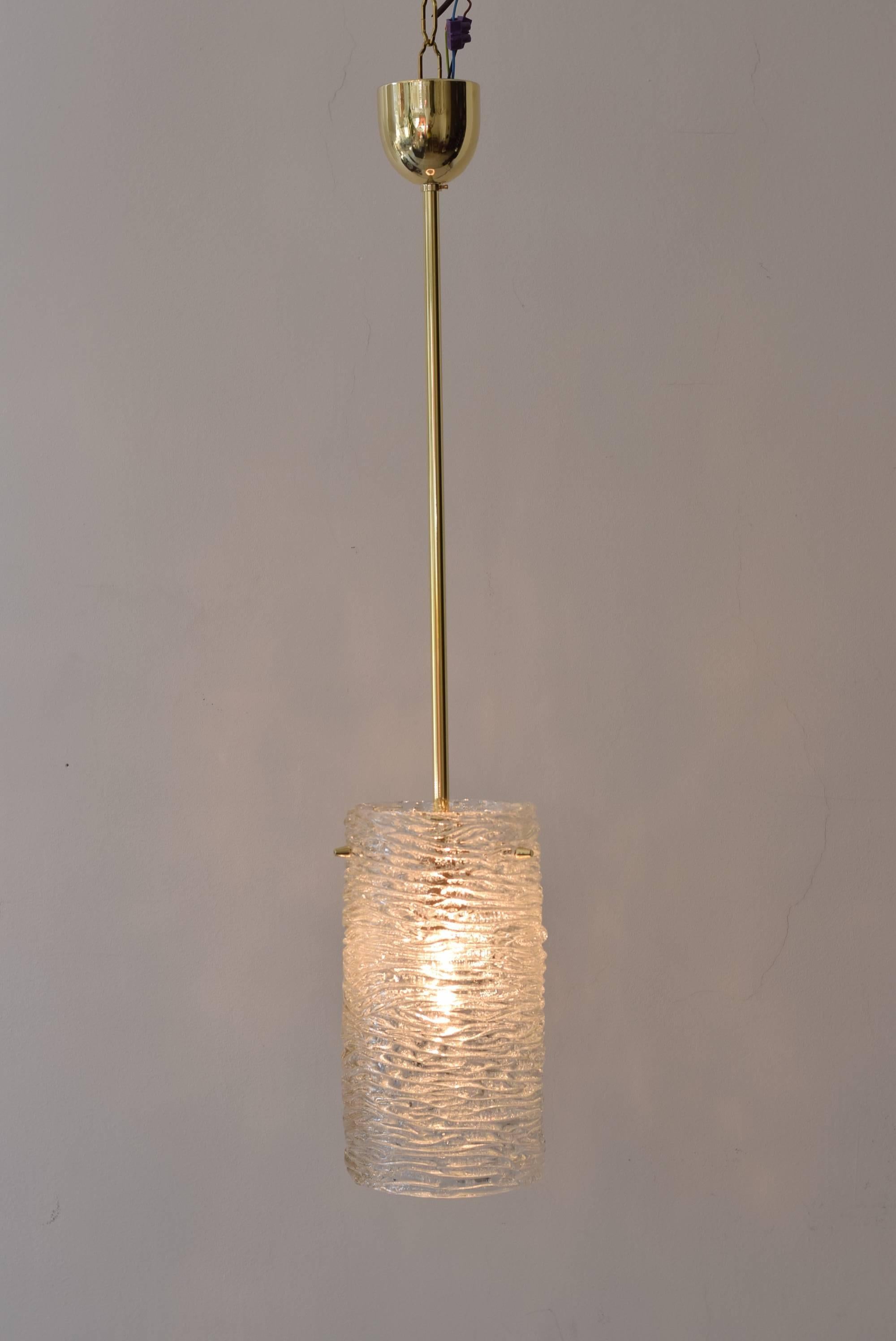 Very beautiful pendant lamps from the 1950s, produced by the Kalmar Vienna. Brass hardware with a big tube made of clear textured glass.
2 are available, priced and sold per piece.



Polished.