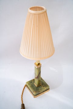 Lampada da tavolo Art Déco in giada con paralume in ottone e tessuto, Vienna, intorno agli anni ’20