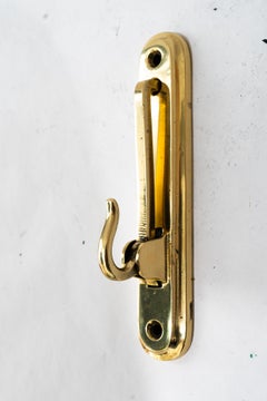 Raro gancio in stile Art Déco da appendere accanto alla porta per le borse della spesa, risalente agli anni ’20 circa