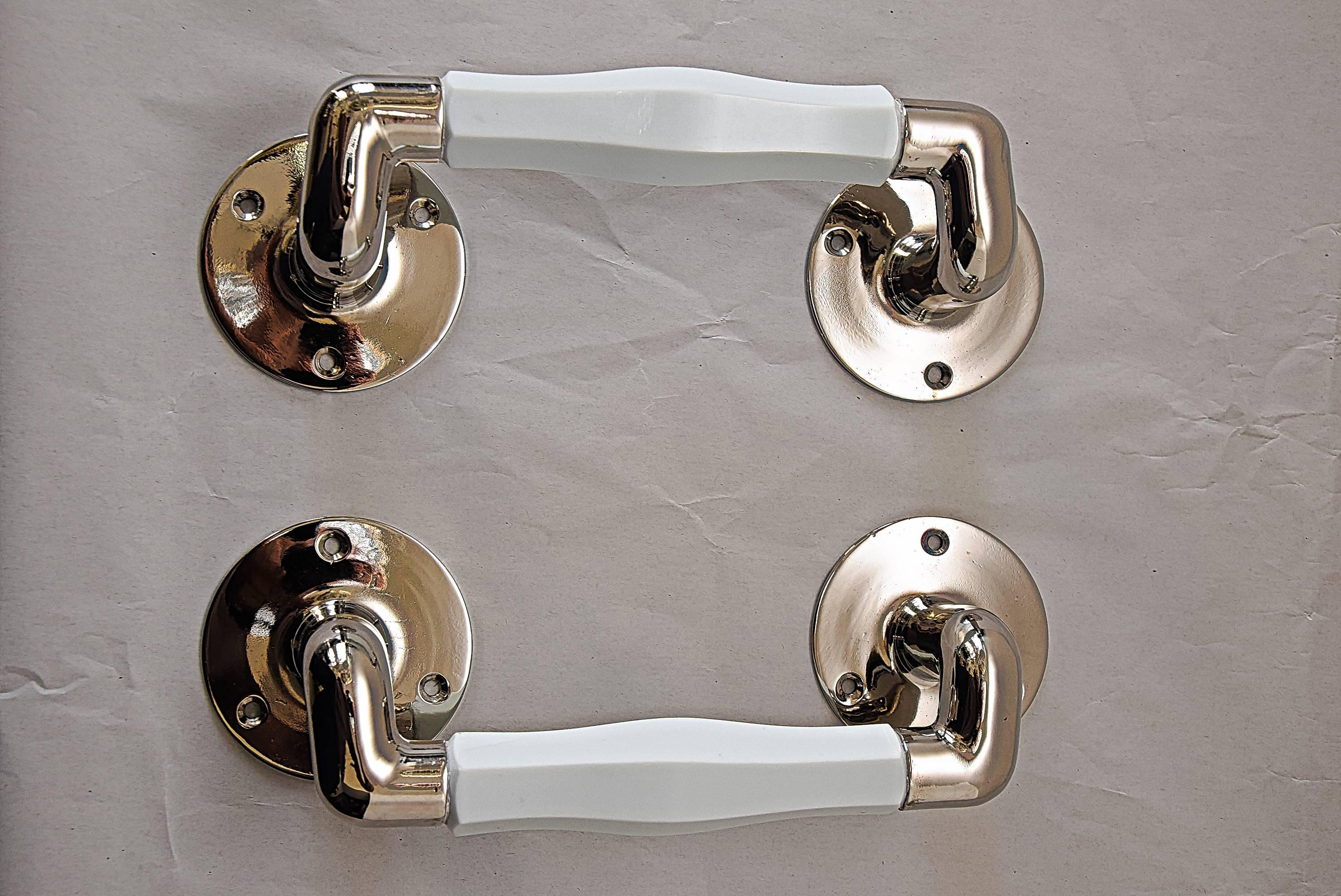 Dos extraordinarios tiradores de puerta con cristal tallado opalino,
hacia 1920.
Latón niquelado.
  