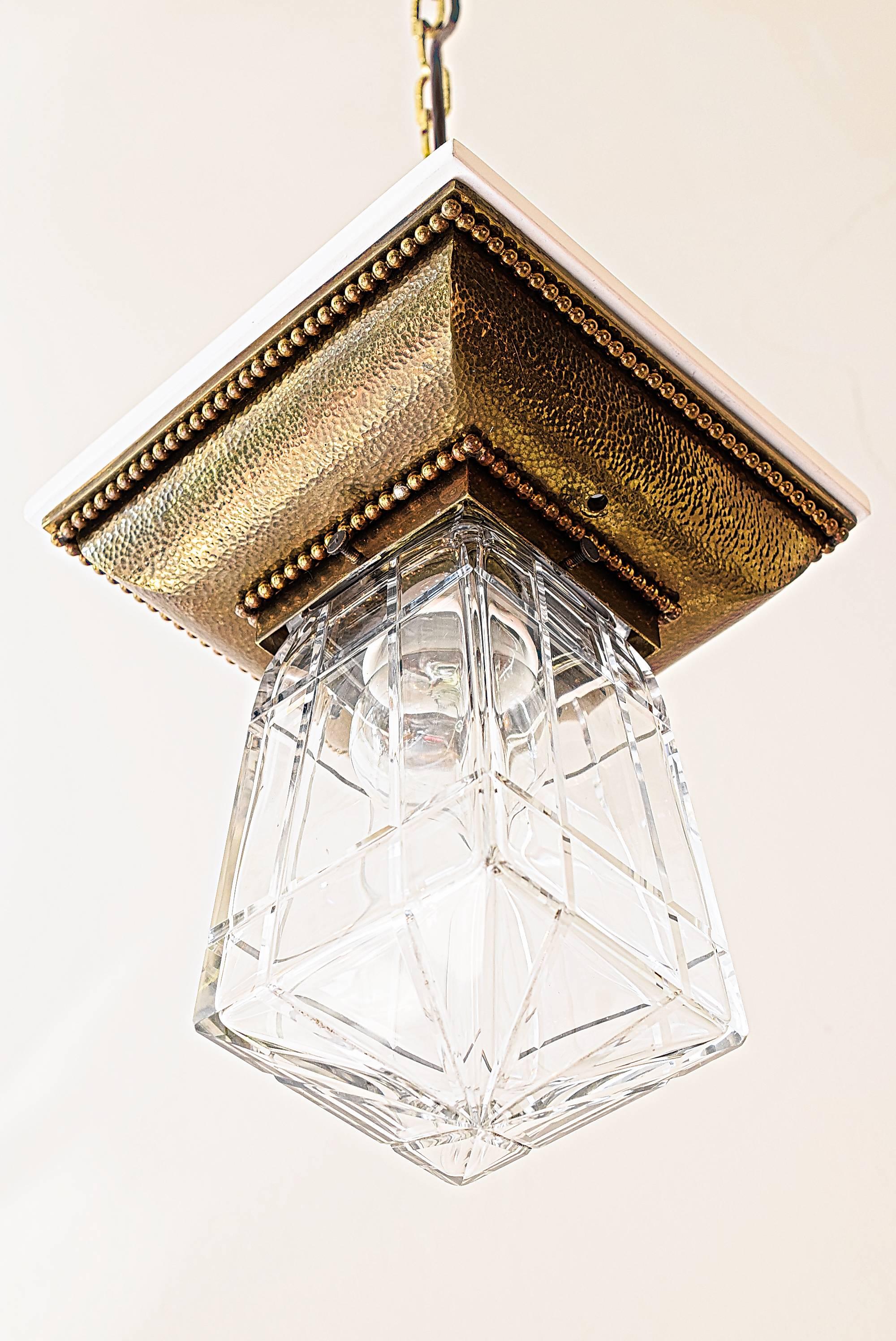 Square ceiling lamp hammered brass and cut glass.
Original condition.
Very nice original patina and solid brass.
Wood painted white.
We still have two similar
look to To: (Hammered ceiling lamp with cut-glass).