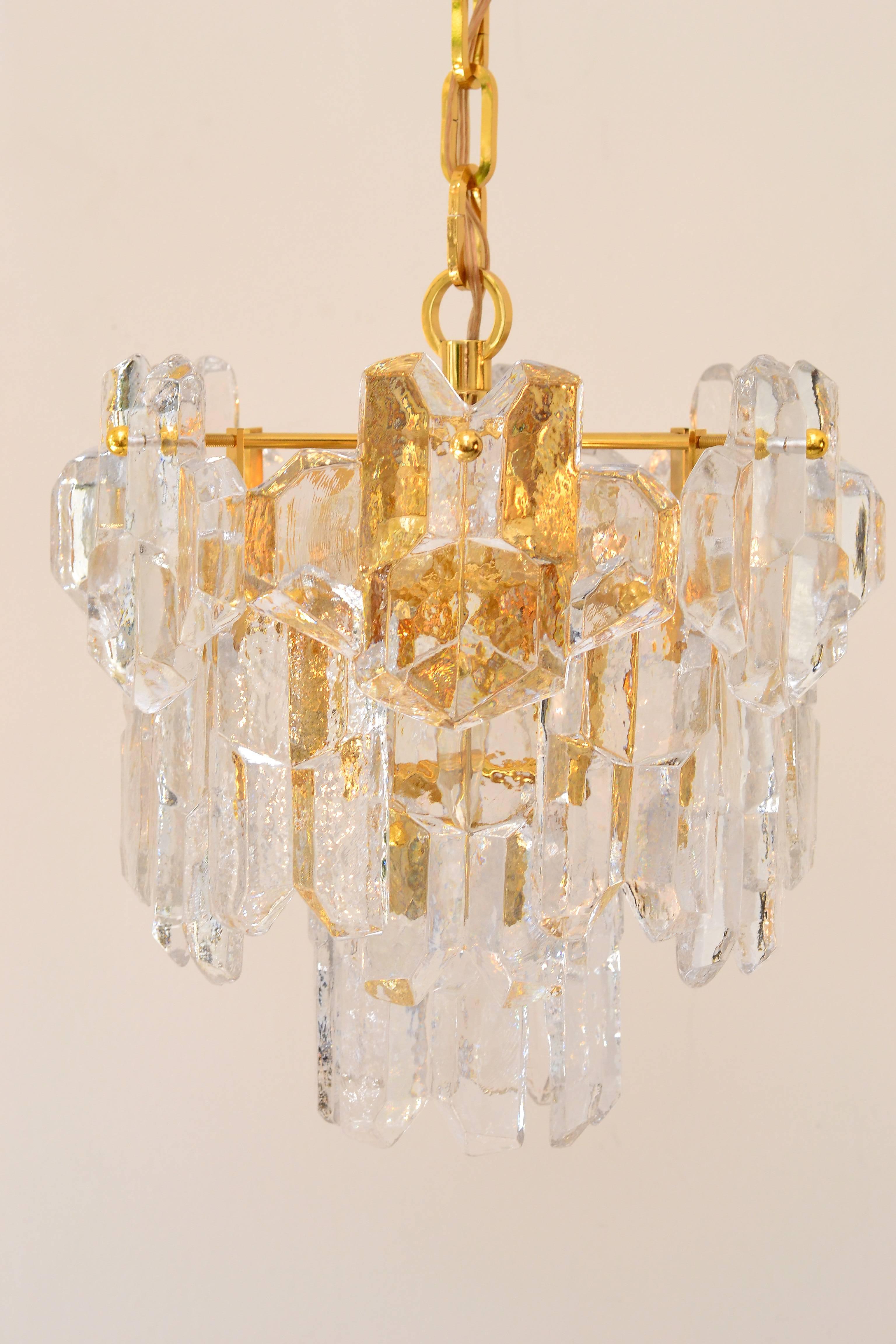 J. T. Kalmar thick textured clear glass chandelier (gilded).
Original condition.
Seven bulbs.