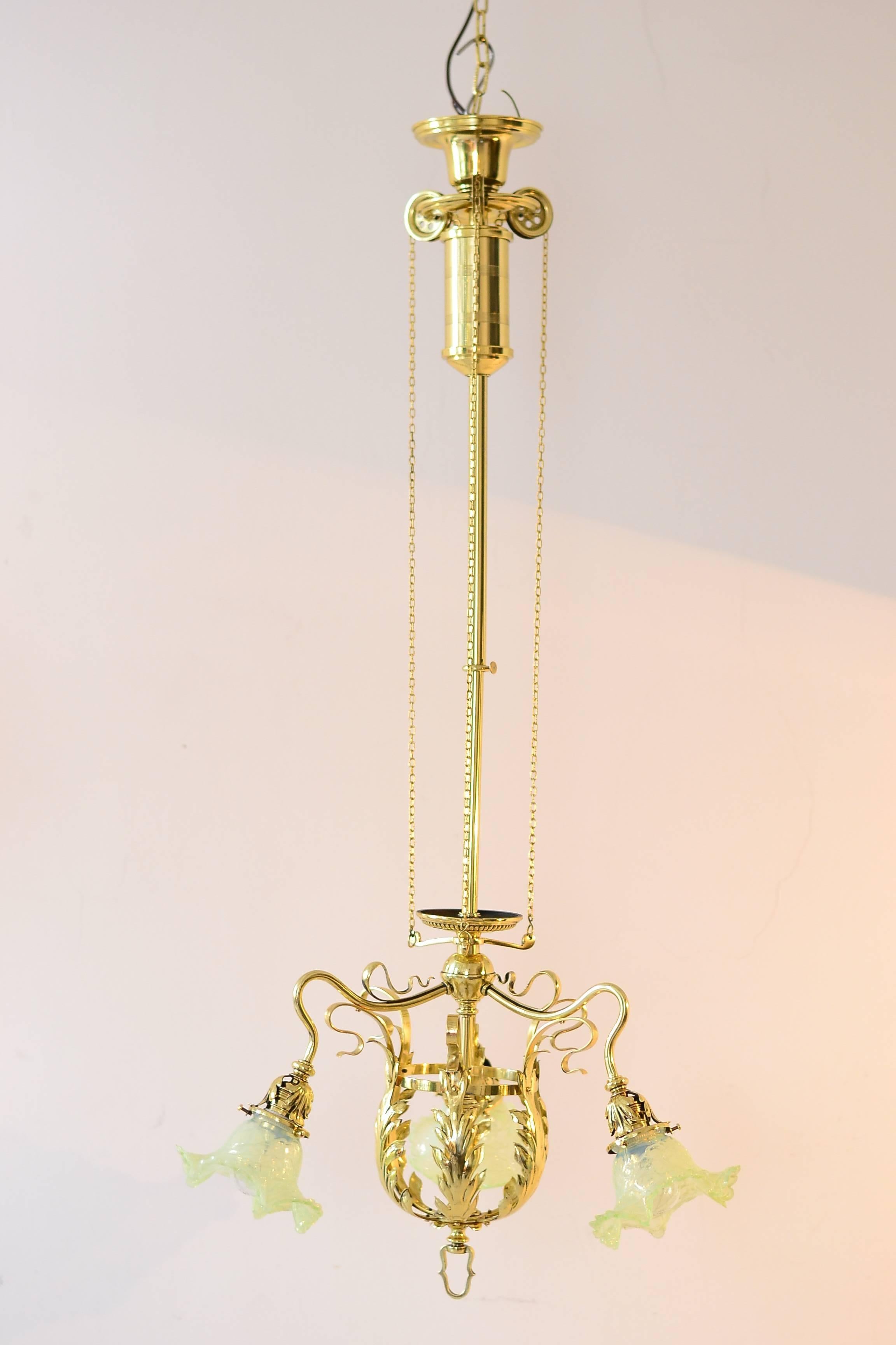 Verstellbarer Jugendstil-Blumen-Kronleuchter mit Palme König-Glasschirmen
poliert und einbrennlackiert.
Eingezogene Höhe: 94 cm.
Ausgezogen: 120cm.