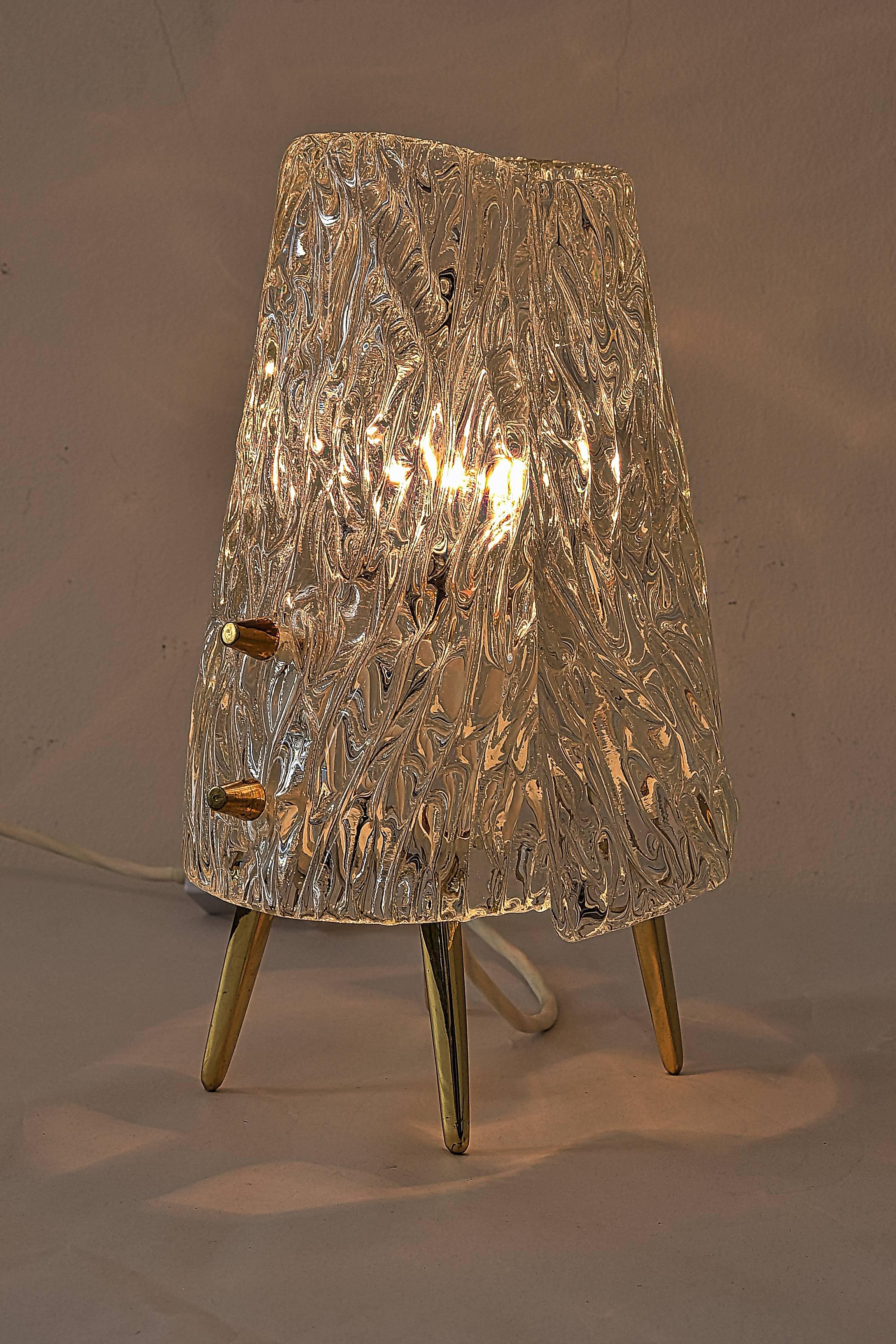 Lámparas de mesa vienesas Kalmar de latón y cristal, años 50.
Estado original.