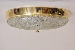 Kalmar Flush Mount aus Messing und strukturiertem Glas, Österreich, 1950er Jahre
