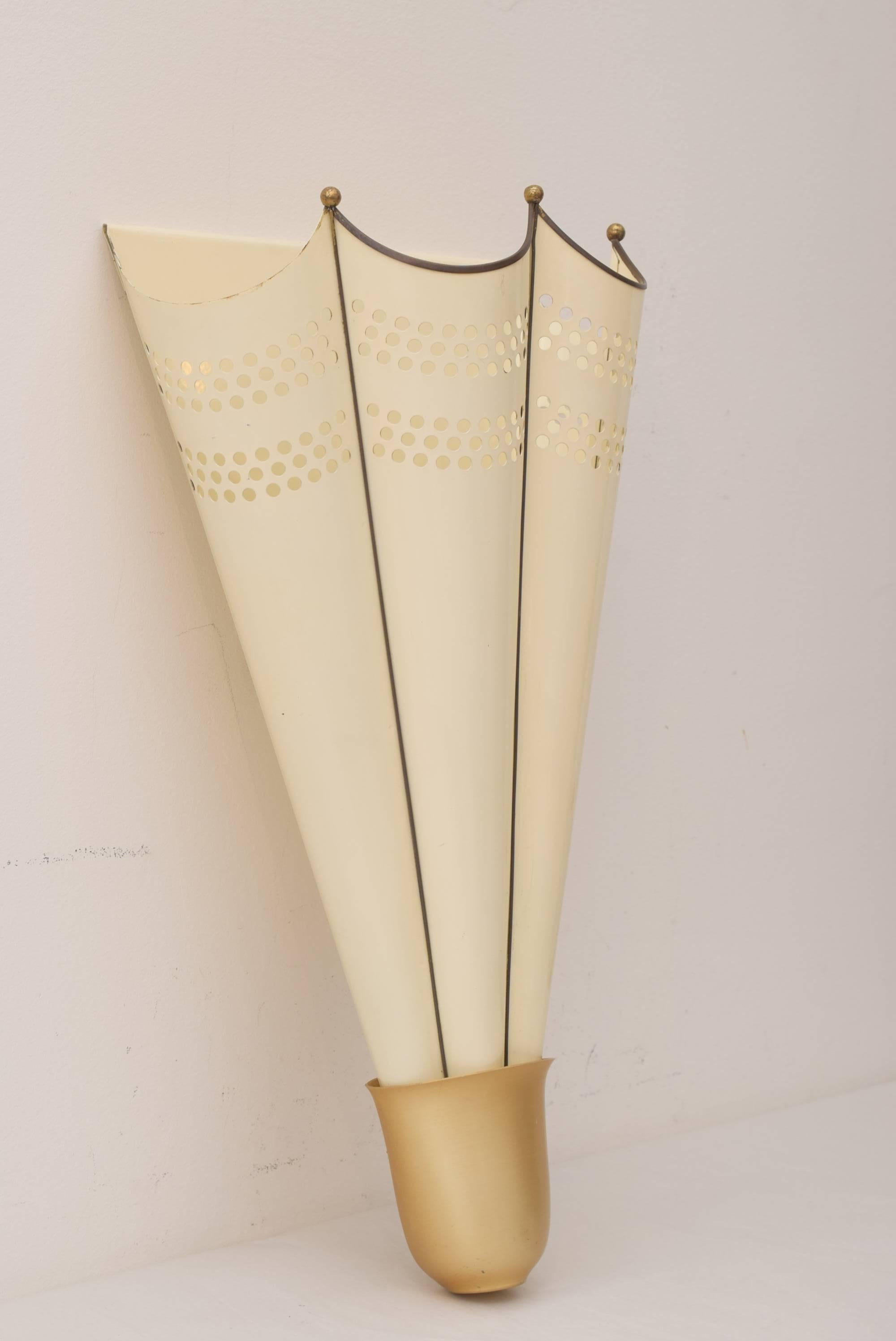 Umbrella holder is in the shape of an open umbrella. Its flat back allows it to hang on a wall, circa 1950s.
Original condition.