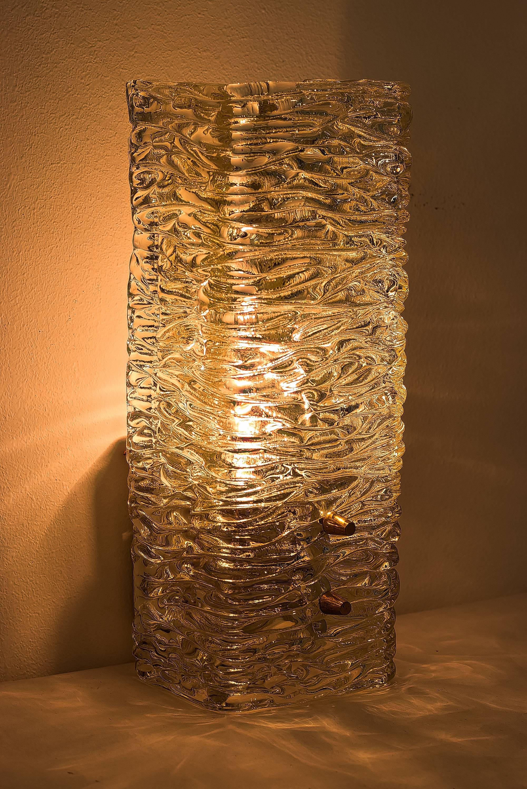 Kalmar-Leuchte aus strukturiertem Glas, ca. 1950er Jahre.
Ursprünglicher Zustand.