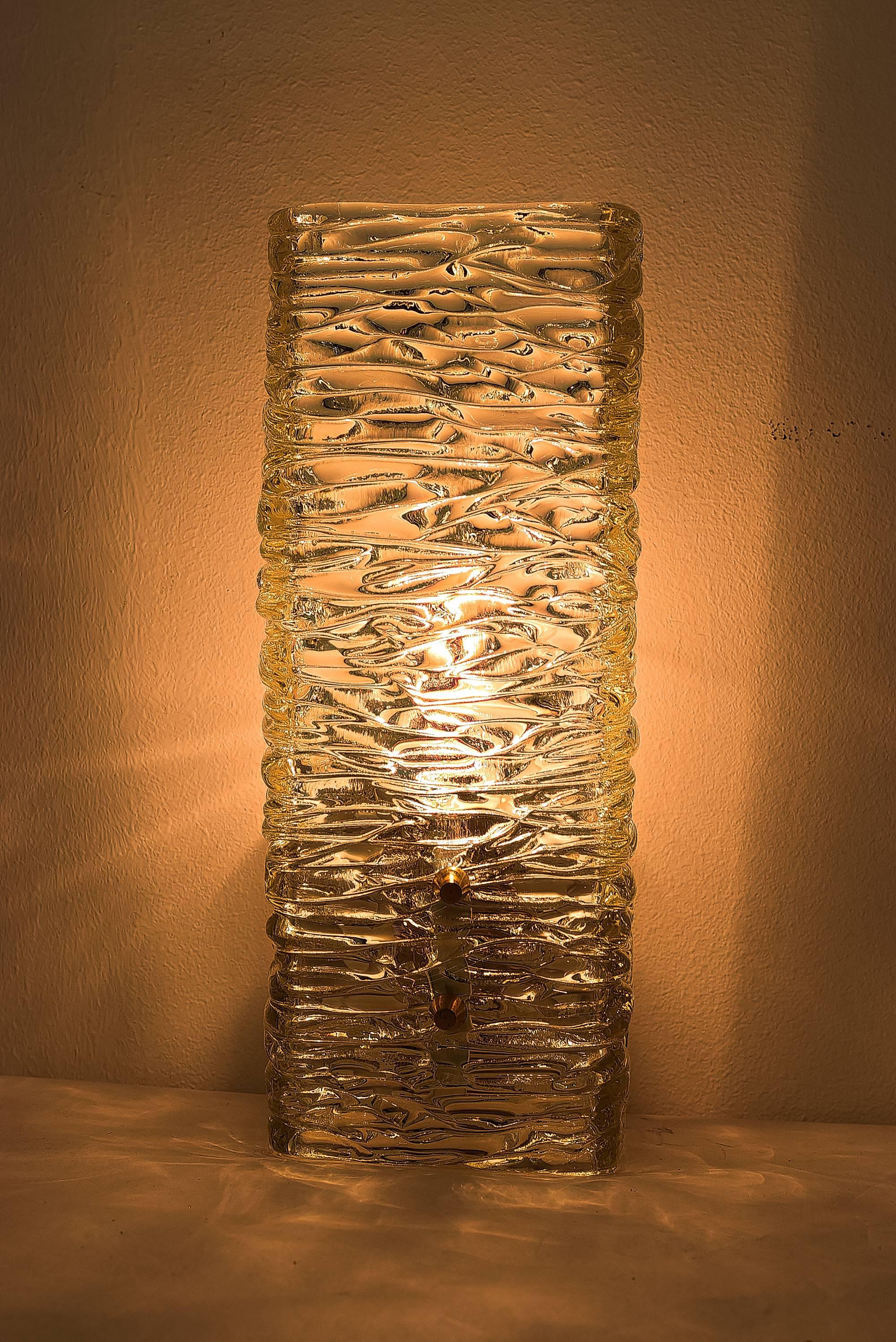 Kalmar-Leuchter aus strukturiertem Glas, ca. 1950er Jahre (Österreichisch) im Angebot