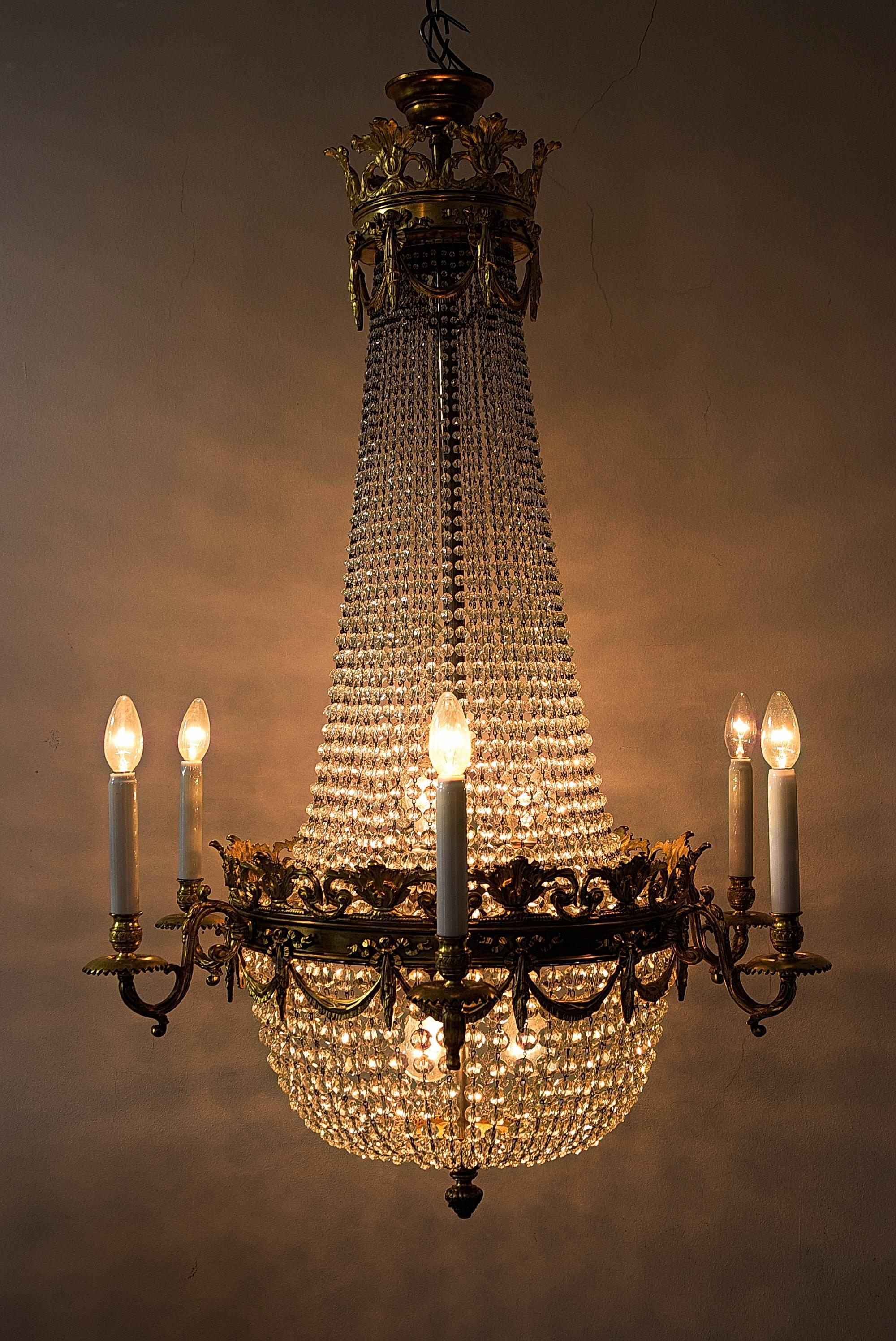 French 19th century Louis XVI style gilded bronze chandelier.
Original condition.
12 bulbs.