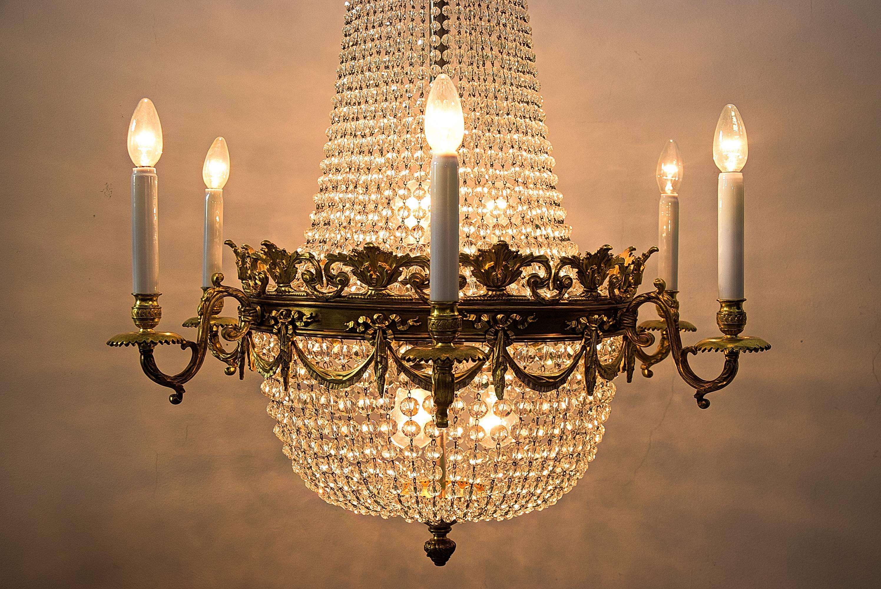 French 19th Century Louis XVI Style Gilded Bronze Chandelier In Excellent Condition In Wien, AT