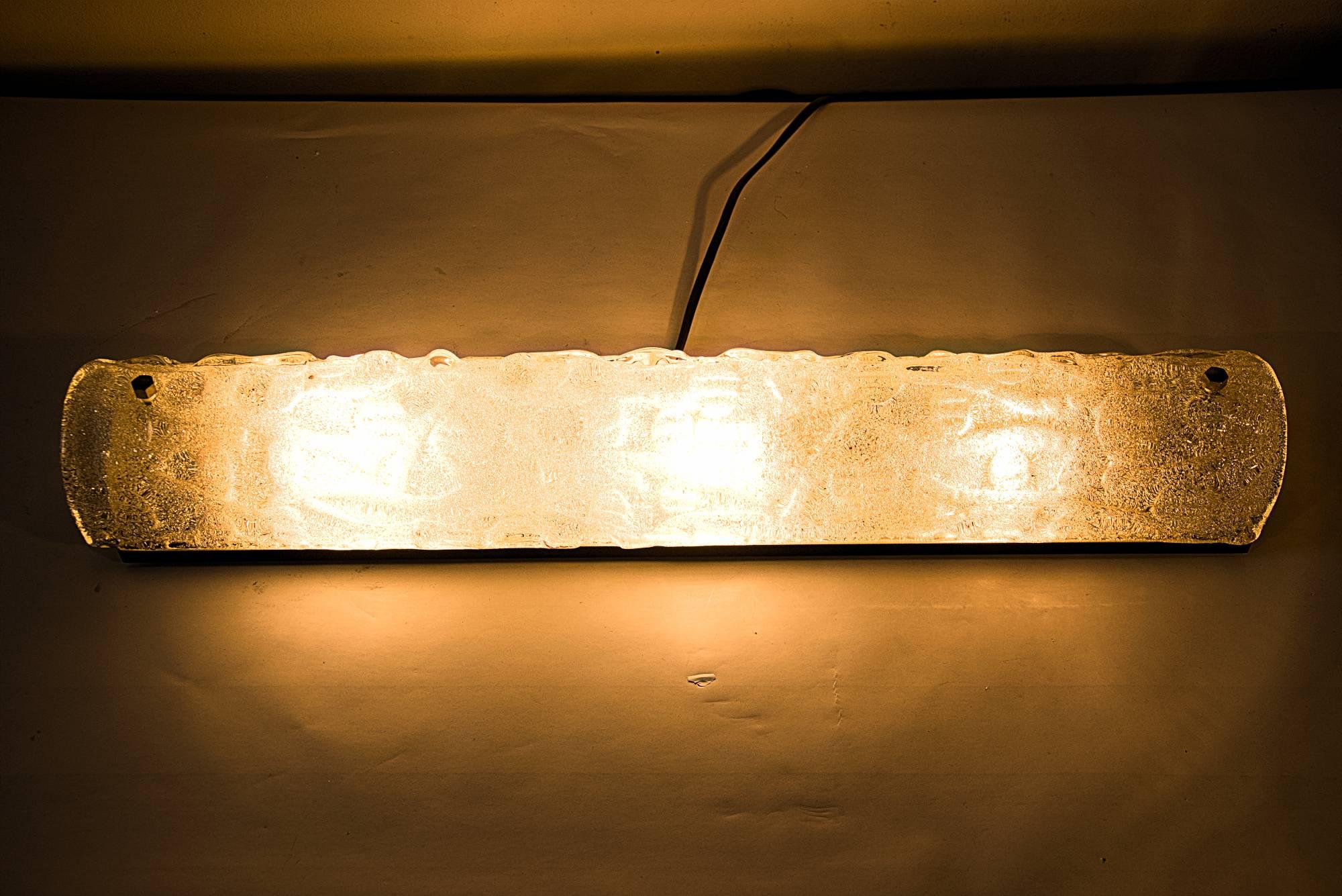 Mid-Century Modern Lampe murale Kalmar en laiton nickelé et verre texturé en vente