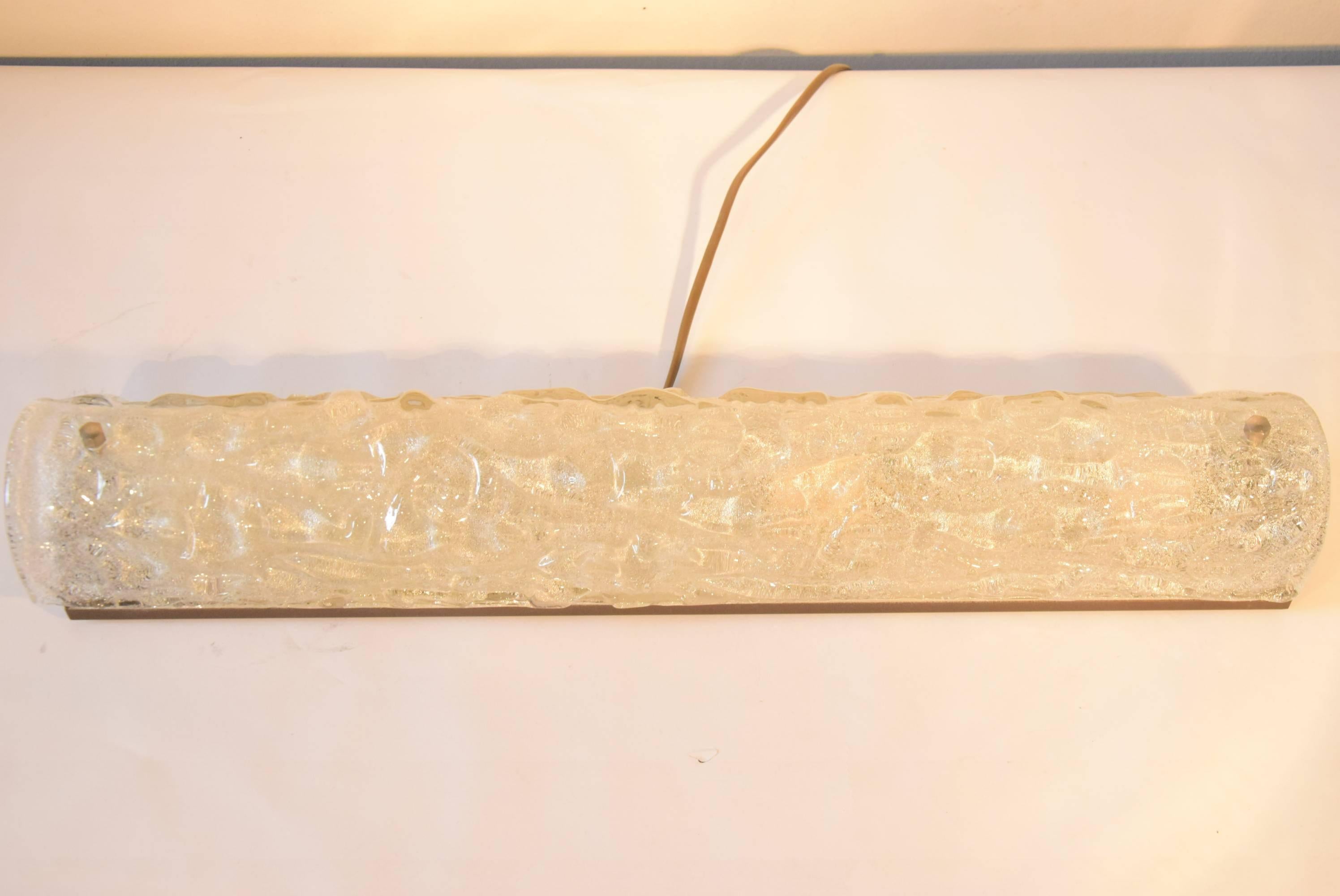 Autrichien Lampe murale Kalmar en laiton nickelé et verre texturé en vente