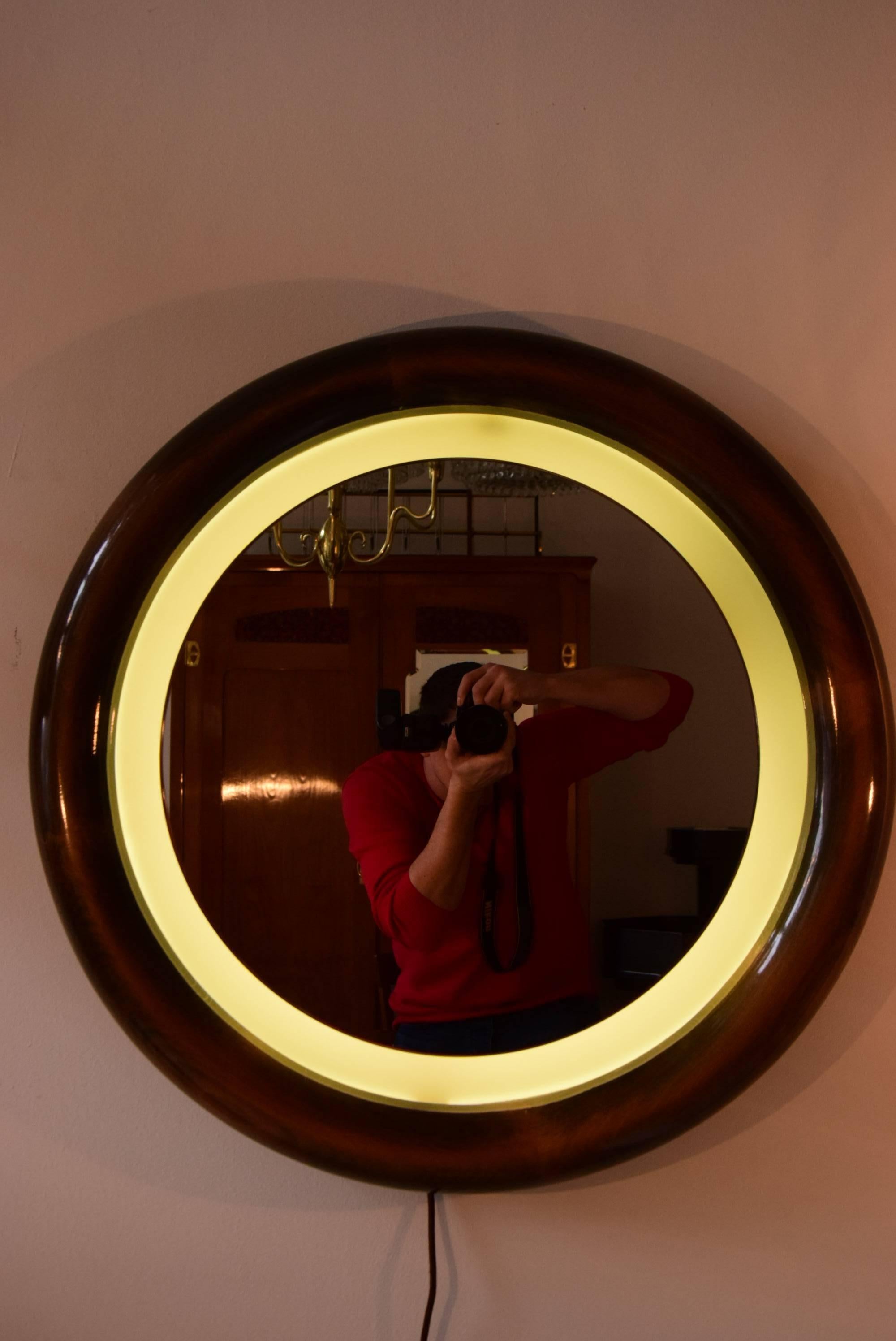 Round Backlight Mirror in Beechwood
Italian mirror with a round beech frame in high gloss lacquer with back light.
Original condition.