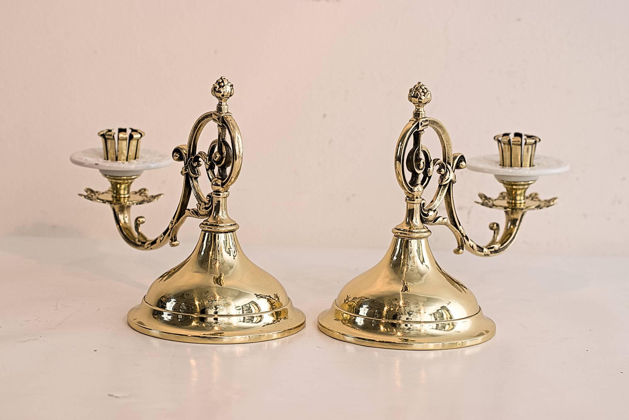 Two historic candleholder.
Polished and stove enamelled.