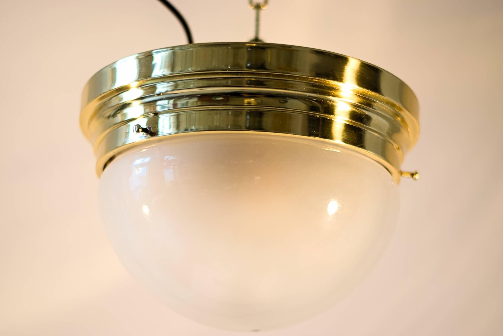 Art Deco Deckenlampe mit originalem Glasschirm 
poliert und einbrennlackiert.