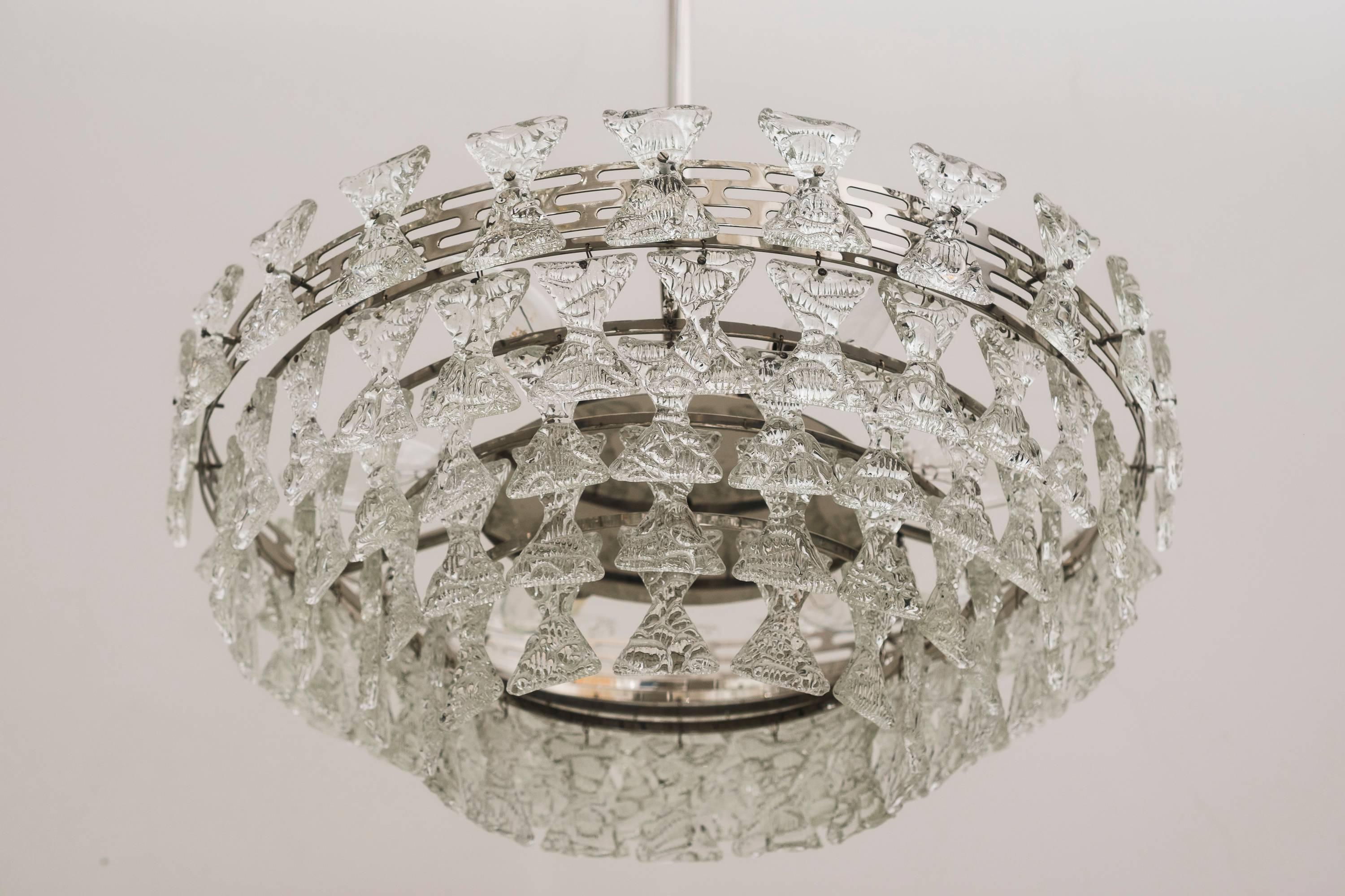 Seltener Kalmar-Kronleuchter mit strukturiertem Glas, ca. 1960er Jahre
Originalzustand
Sechs Glühbirnen.