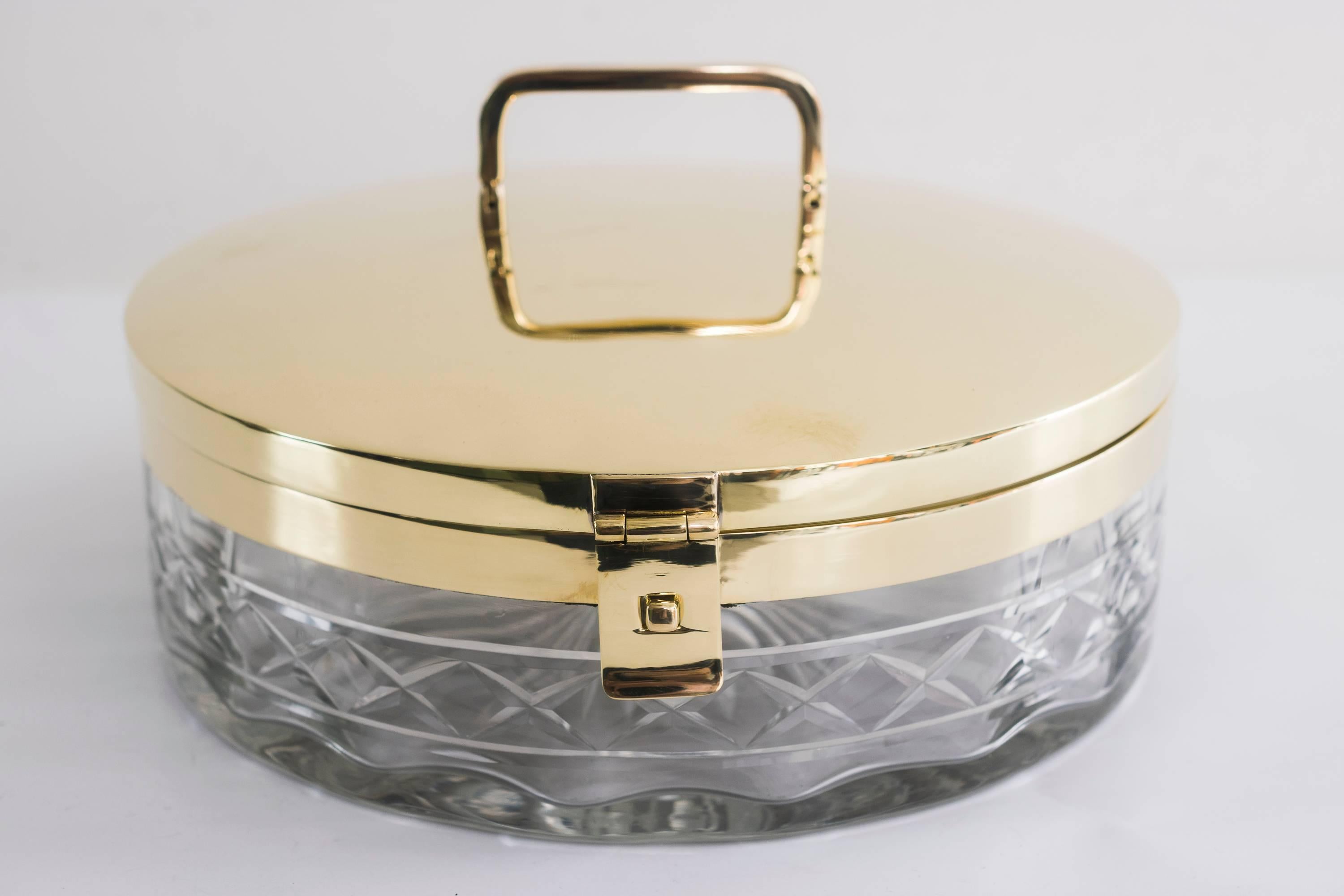 Art Deco glass bread box, circa 1920.
Cut-glass
nickel-plated at the inside of the cap original condition, polished.



 