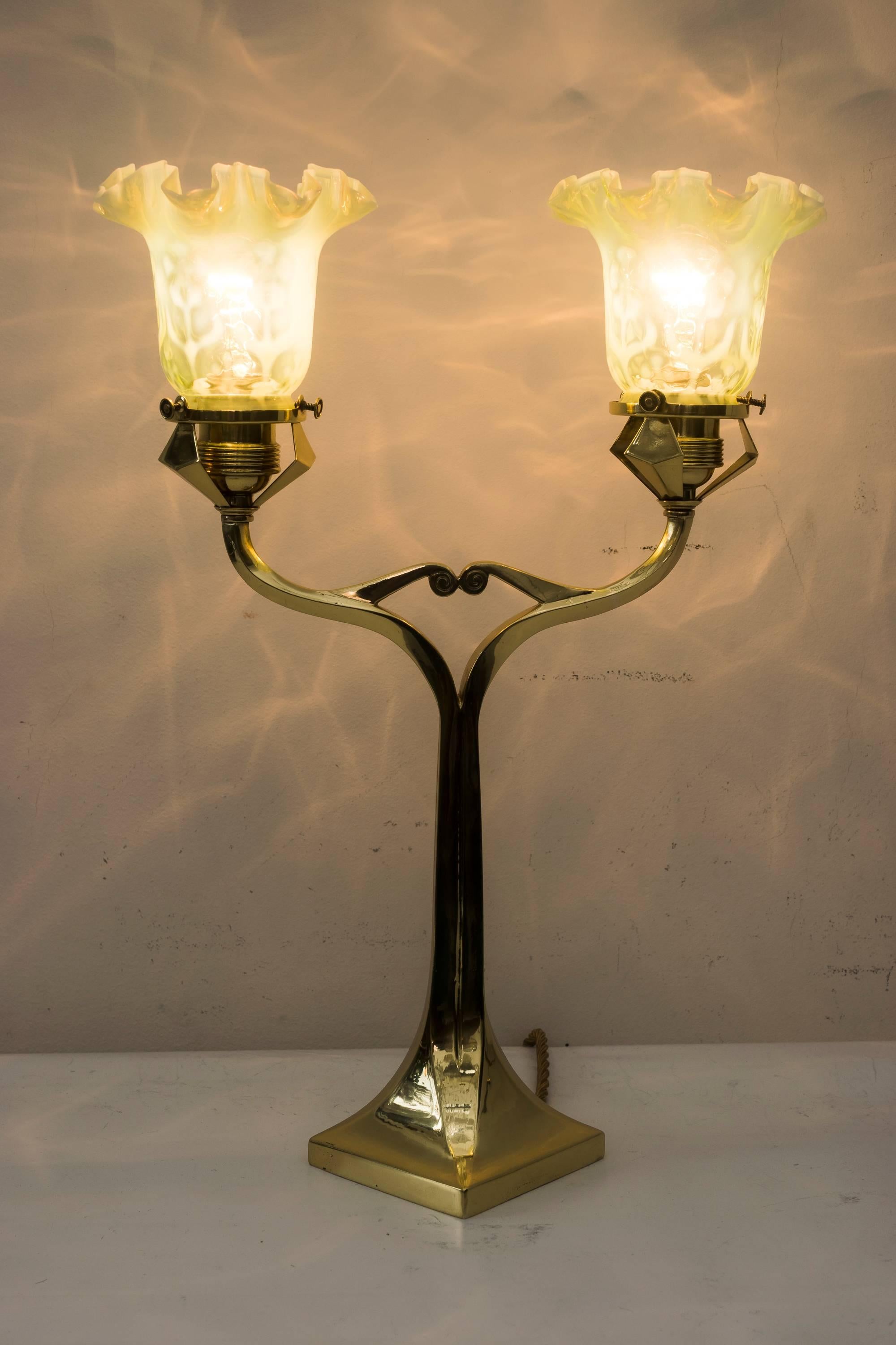 Jugendstil Rare et charmante lampe de bureau en bois massif avec un magnifique abat-jour en verre opalin en vente
