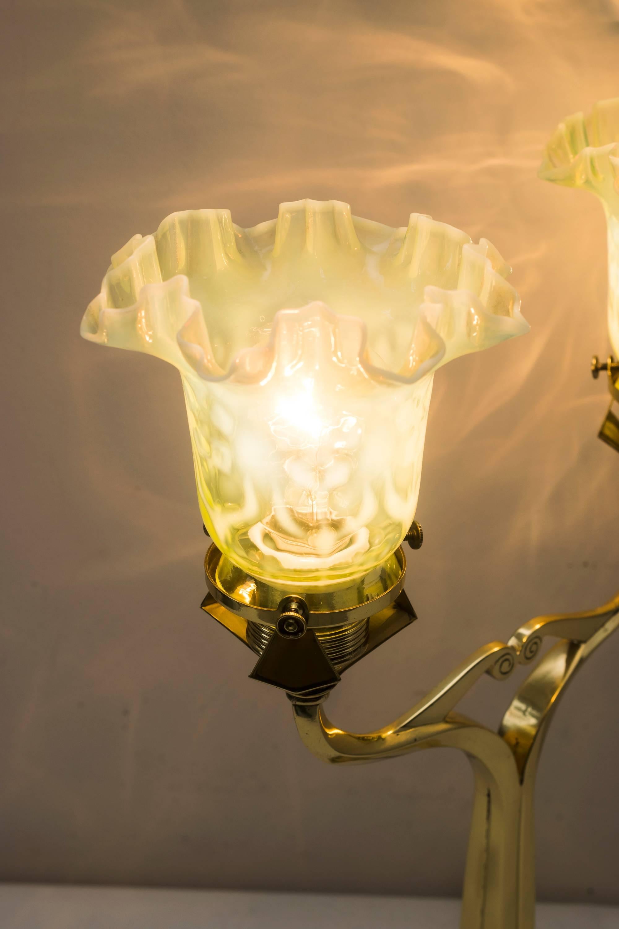 Autrichien Rare et charmante lampe de bureau en bois massif avec un magnifique abat-jour en verre opalin en vente