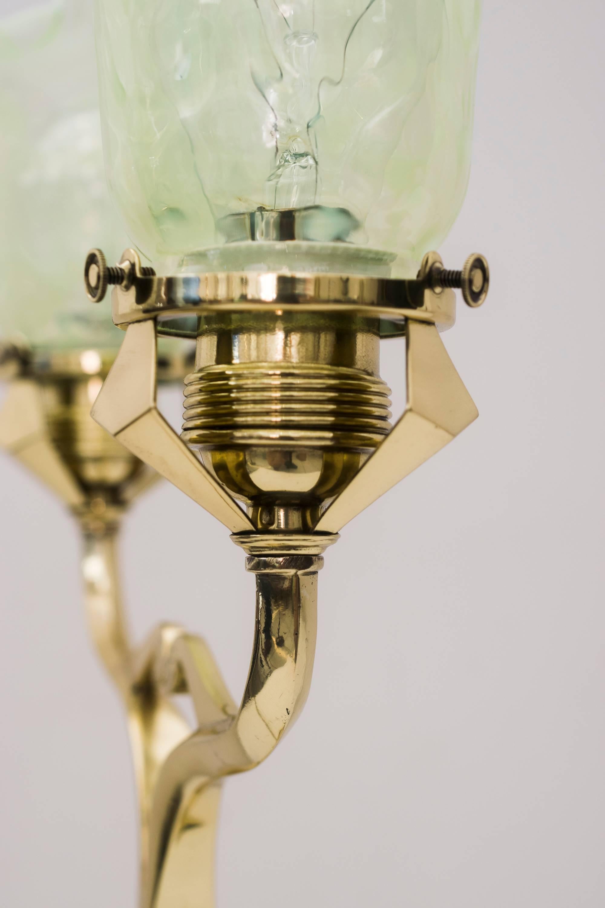Rare et charmante lampe de bureau en bois massif avec un magnifique abat-jour en verre opalin Bon état - En vente à Wien, AT