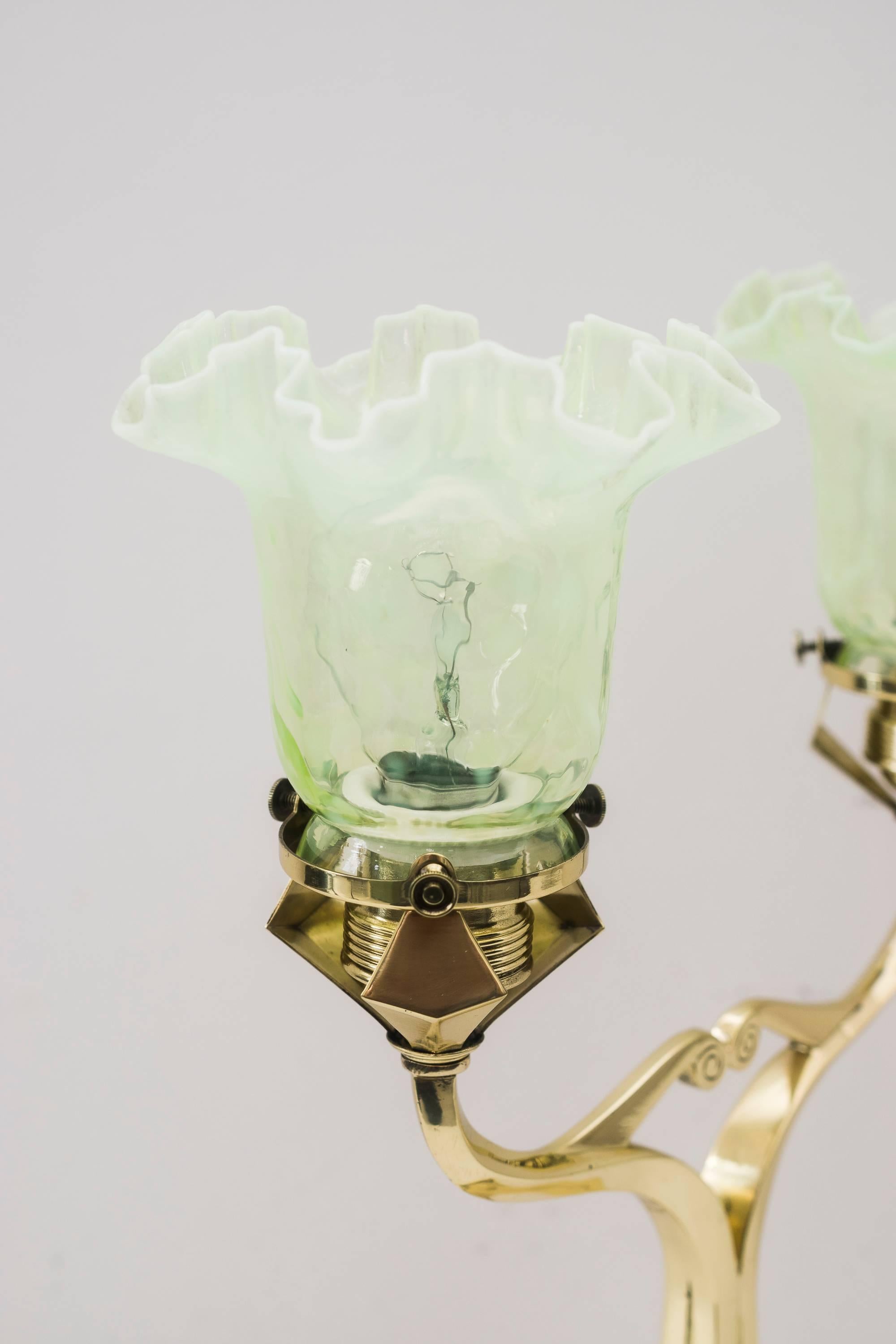 Début du 20ème siècle Rare et charmante lampe de bureau en bois massif avec un magnifique abat-jour en verre opalin en vente