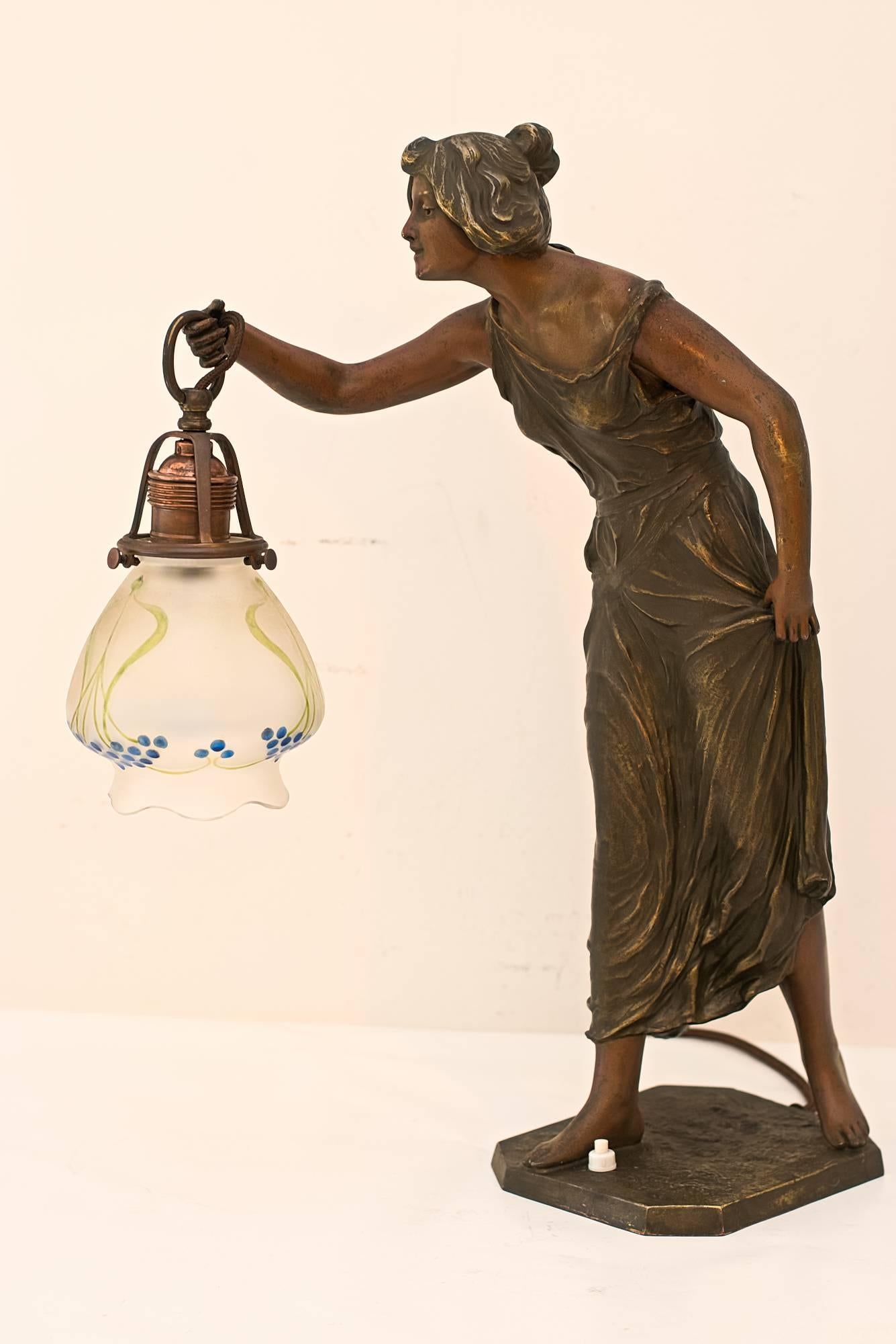 Beautiful Jugendstil figurine table lamp with glass shade
Original condition
on the back side traces of use see Image number 3.

 