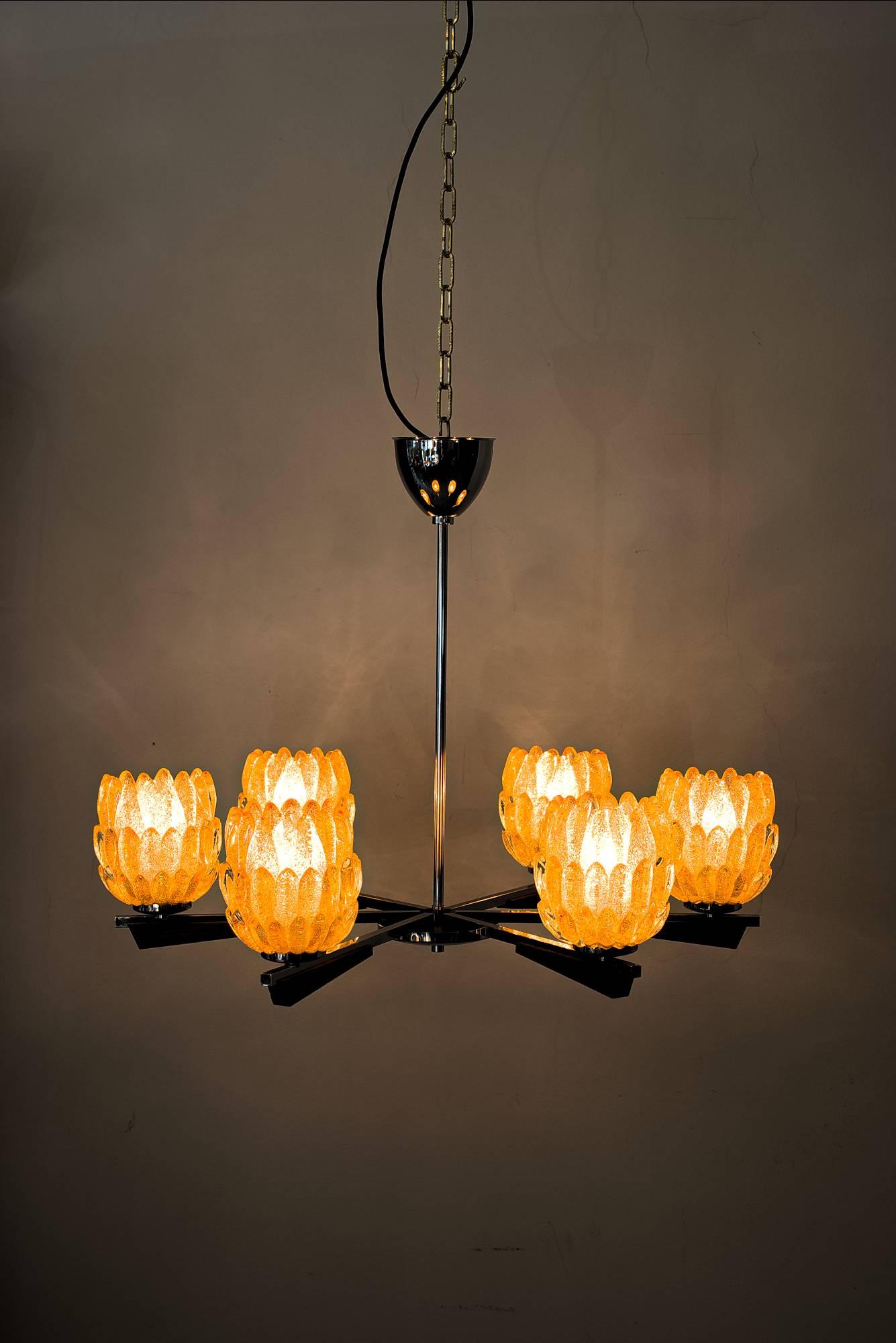 Chandelier Italian 1960s with Nice Murano Glass Shades In Excellent Condition For Sale In Wien, AT