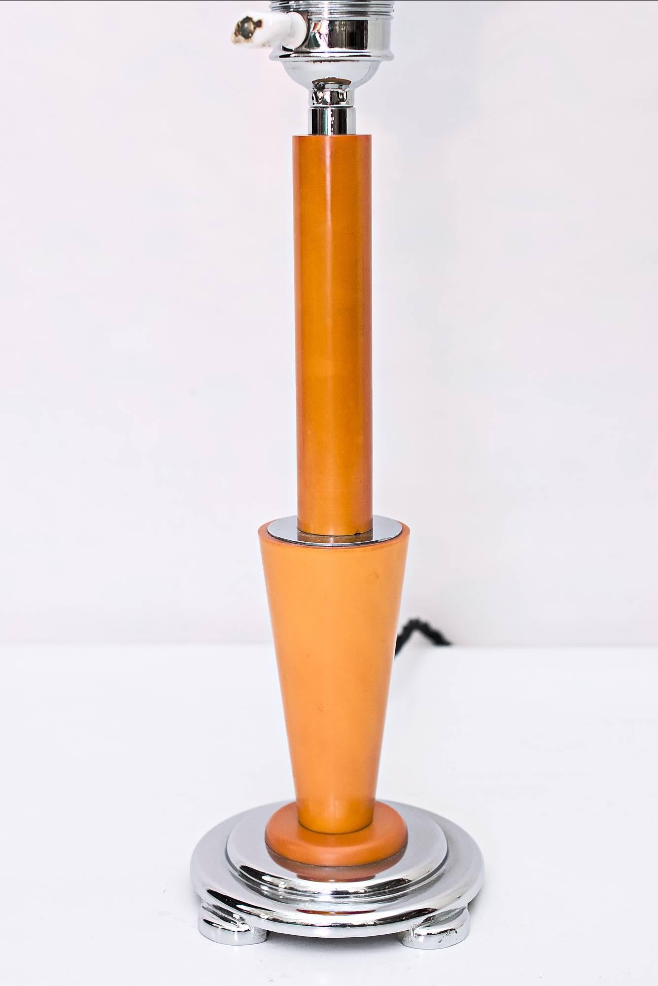 French Art Deco Table Lamp with Beautiful Glass In Excellent Condition In Wien, AT