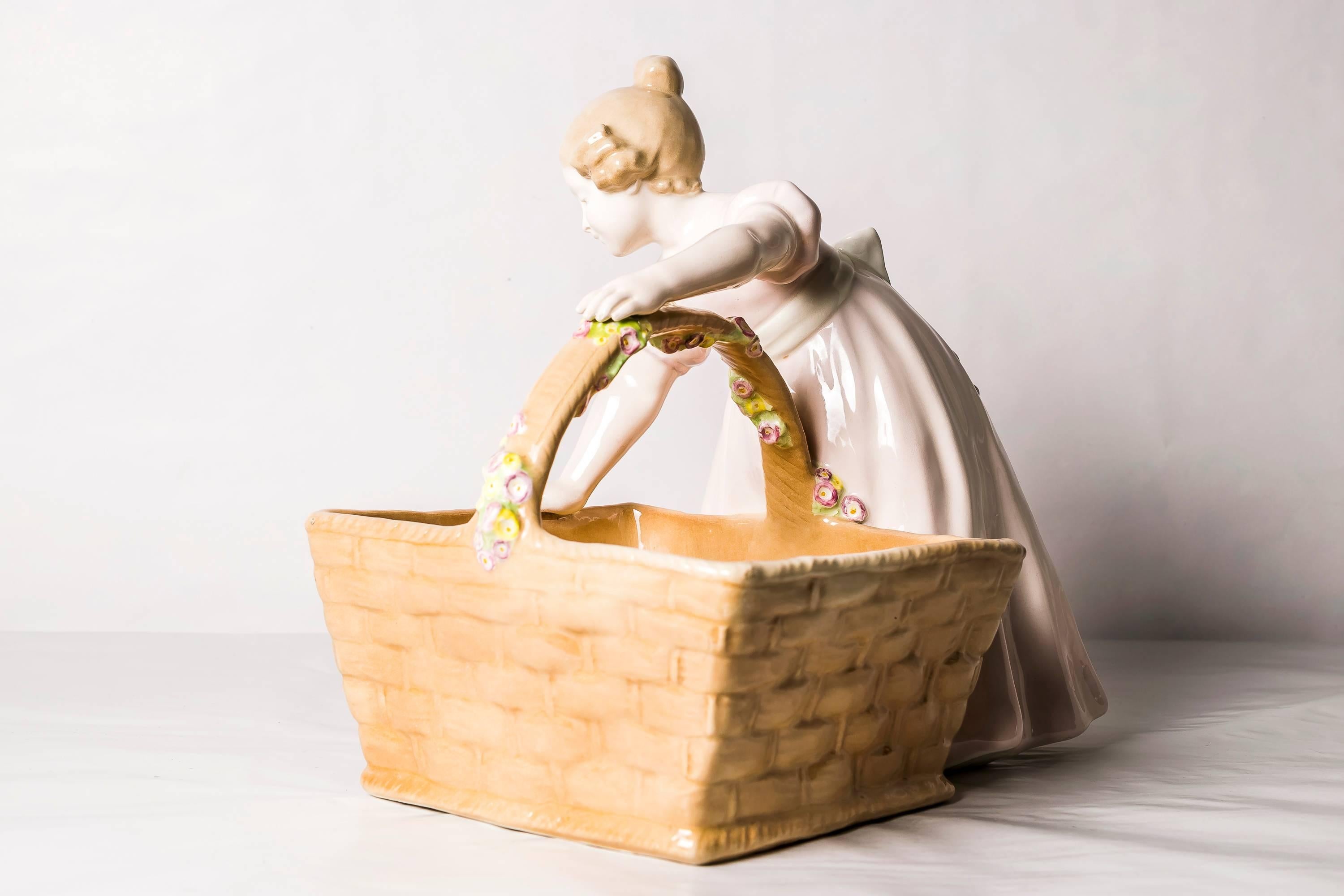 Goldscheider Viennese figure girl with basket
Designer: Perigot
Original condition.