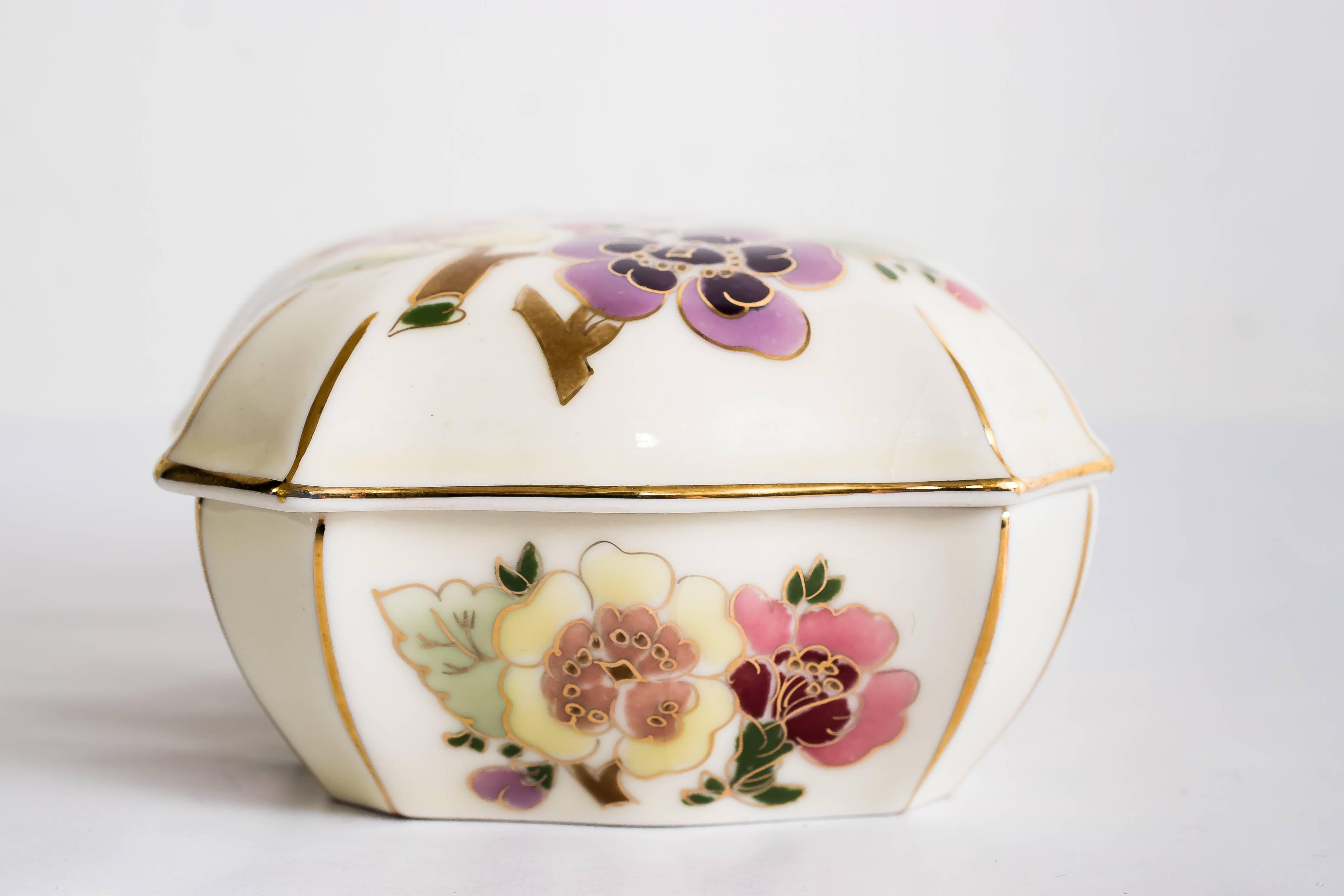 Sugar bowl and cover by Zsolnay, circa 1950s
Original condition.