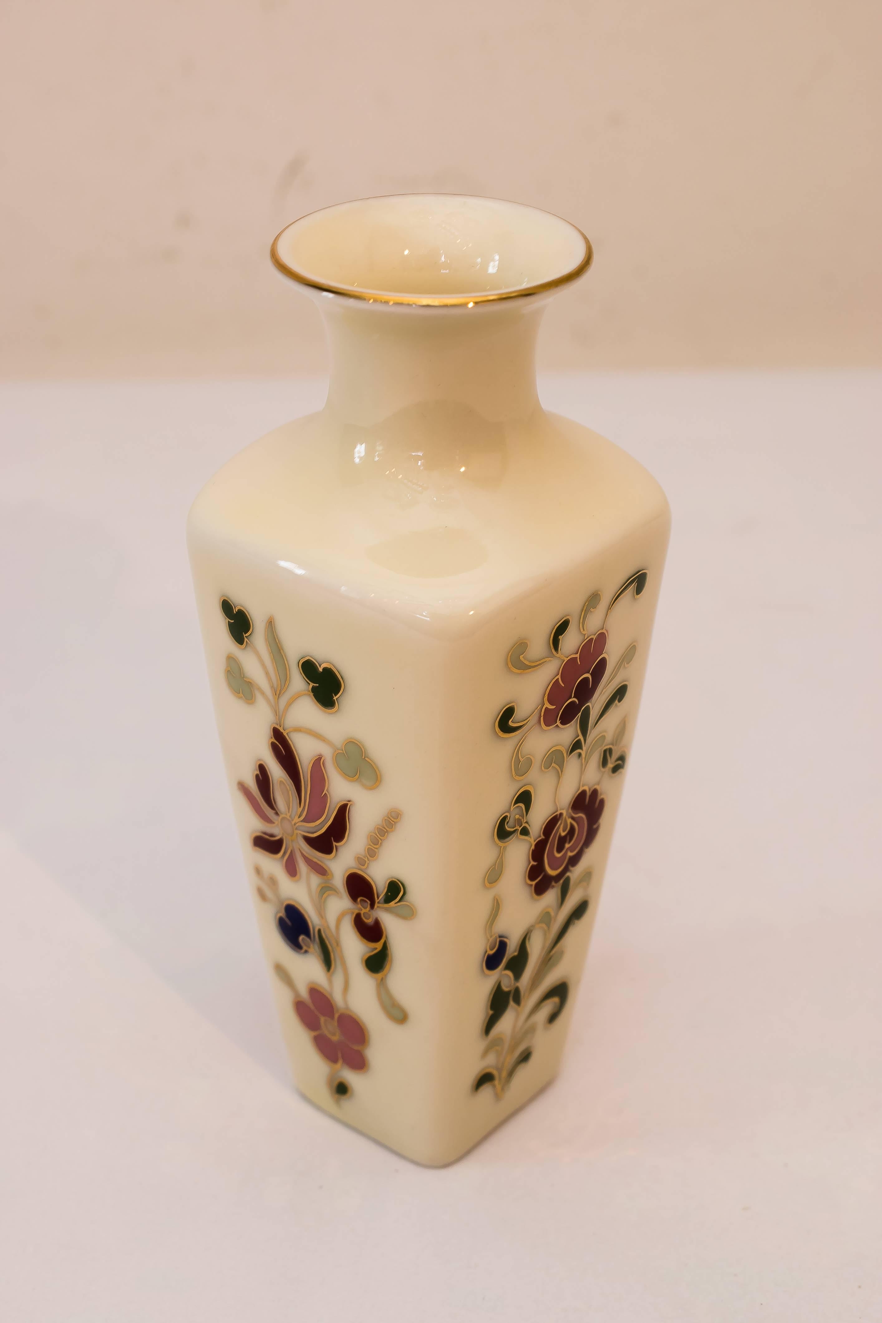 Small vase by Zsolnay Hungary ceramic
Original condition.