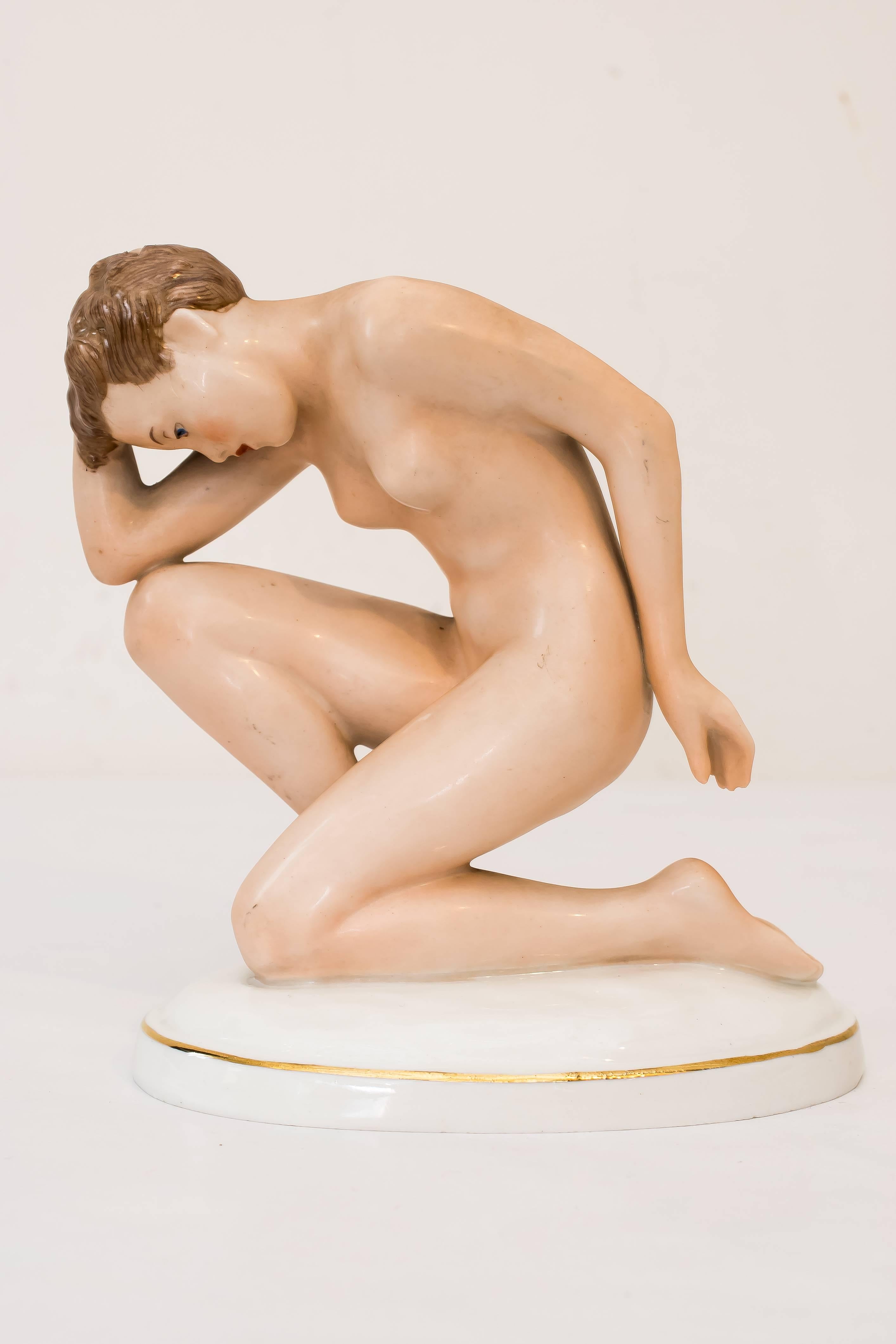 Nude sculpture porcelain
Original condition.