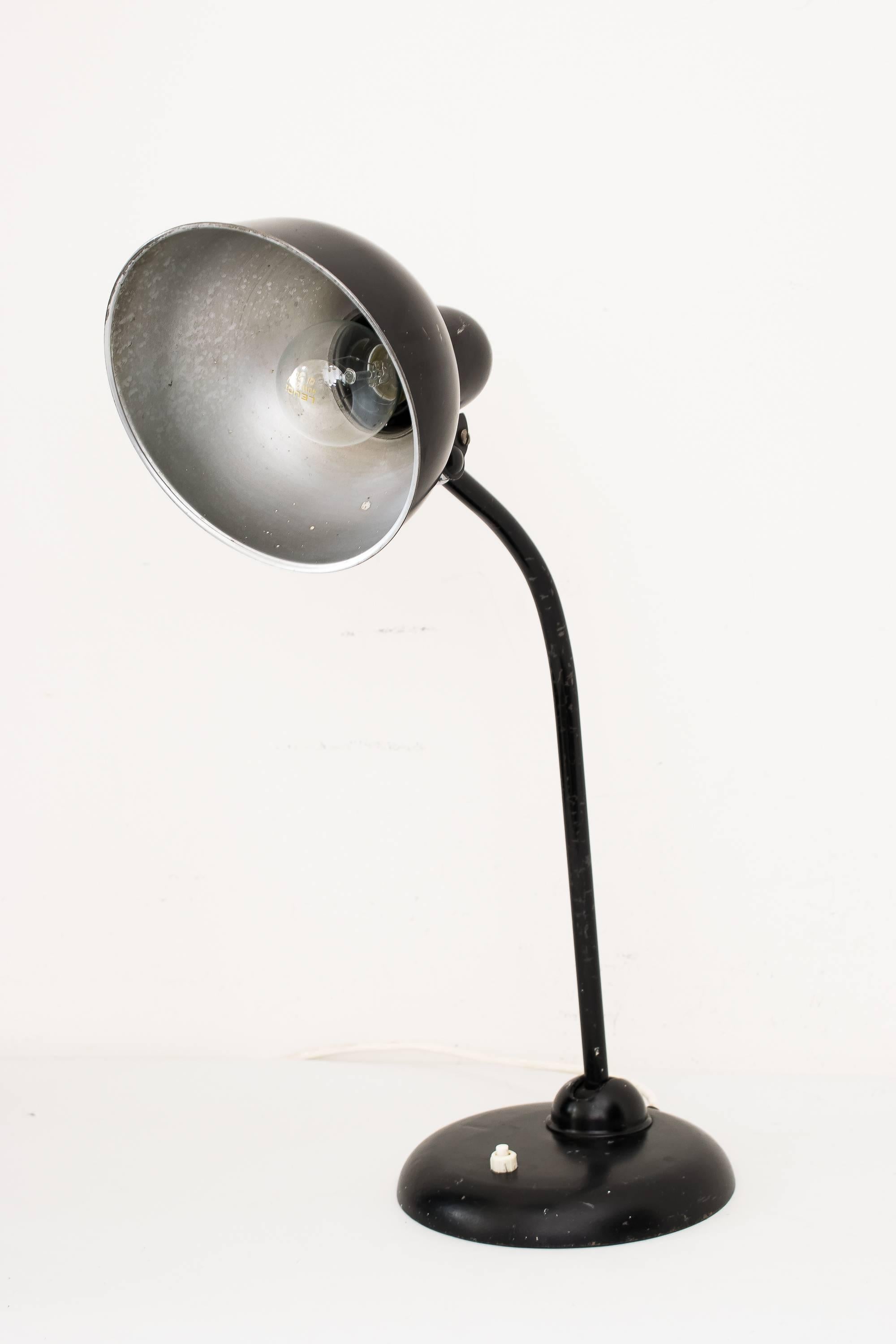 Lampe de bureau réglable en acier émaillé conçue par Christian Dell pour Idell Kaiser Allemagne, vers les années 1930.
État original.