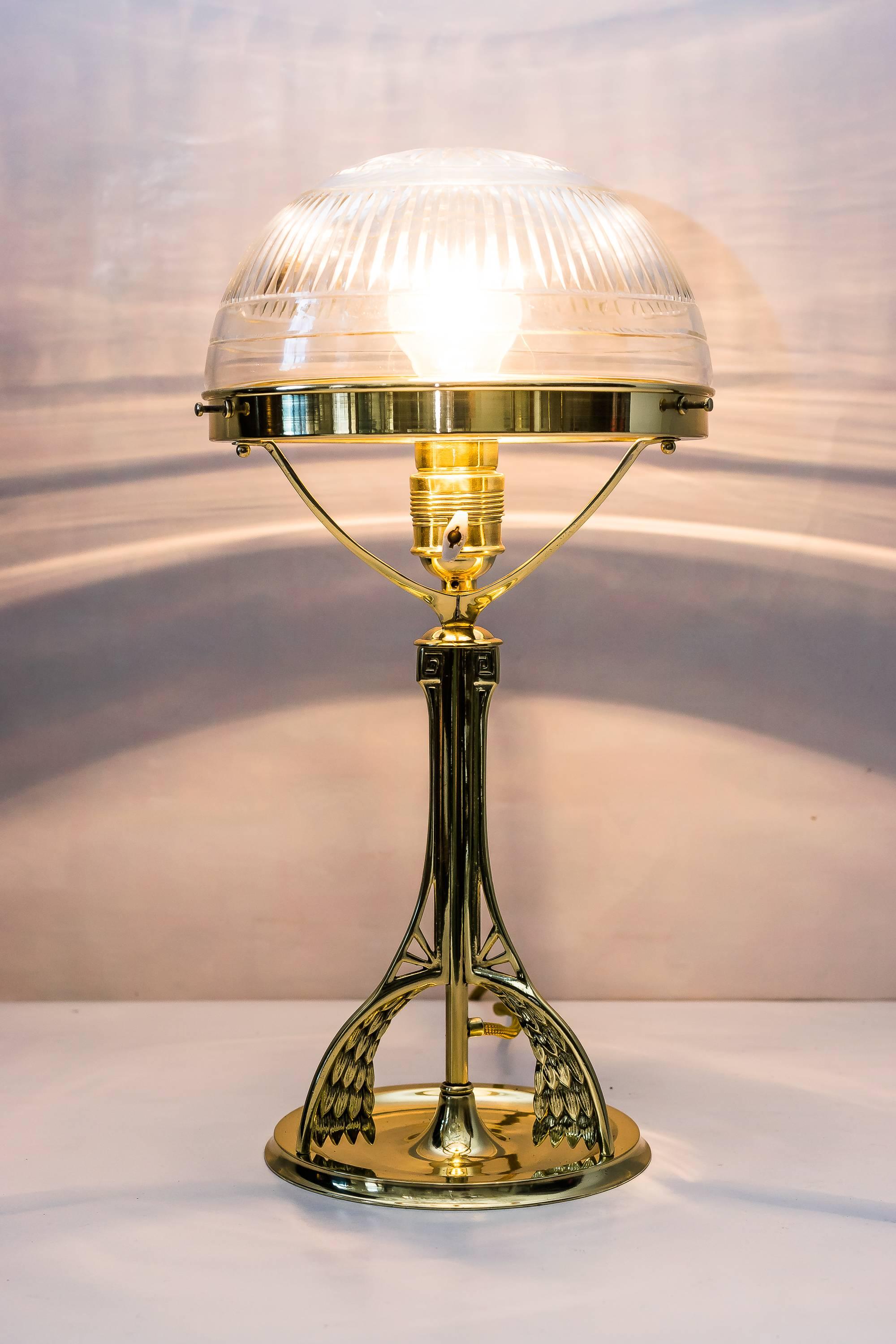Jugendstil-Tischlampe mit original geschliffenem Glas, um 1908
poliert und emailliert.