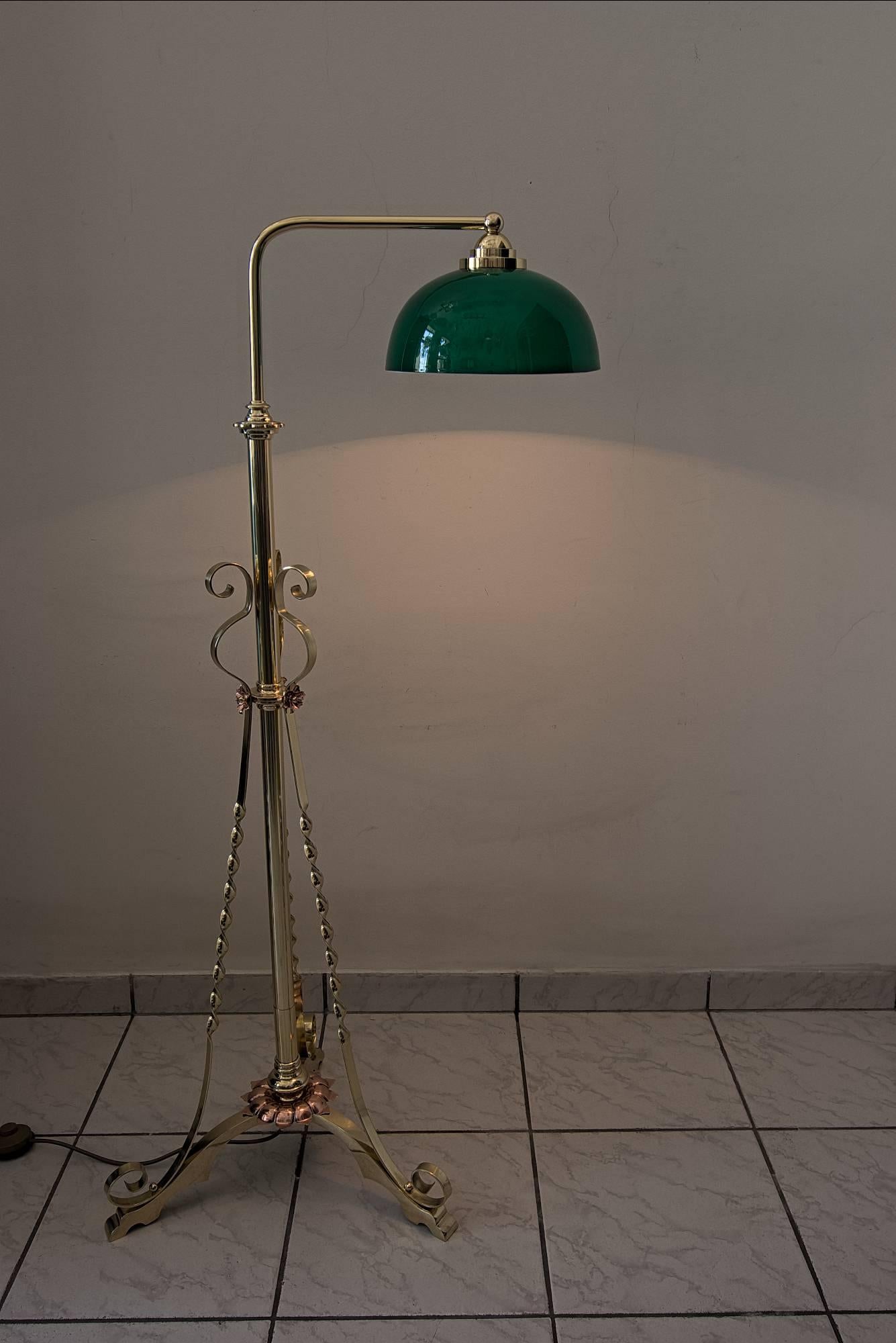 Adjustable Art Deco floor lamp with original green glass
Polished and stove enameled.