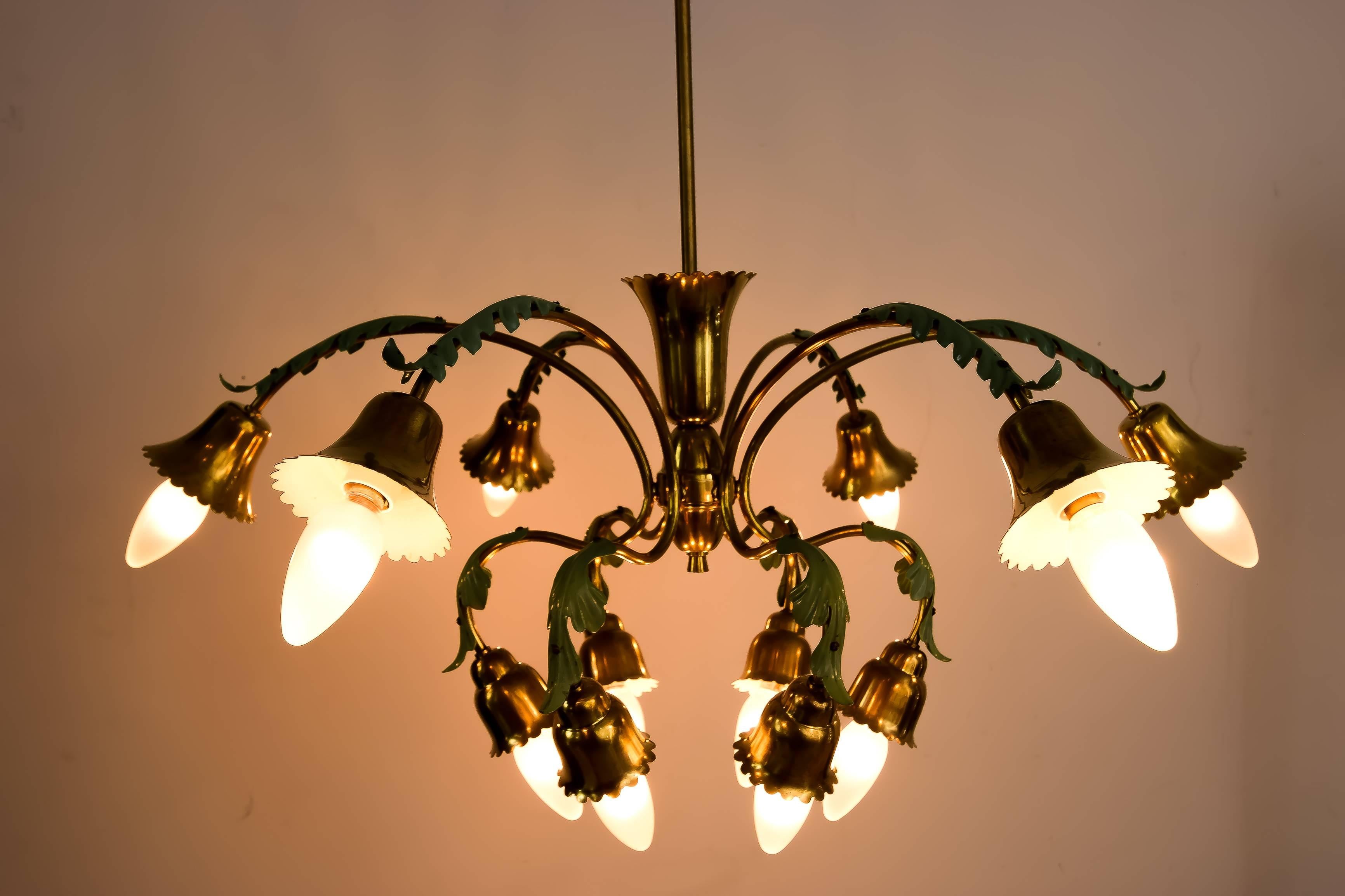 12-arm chandelier with green leaves Italien, circa 1960s
Partly painted
Original condition.