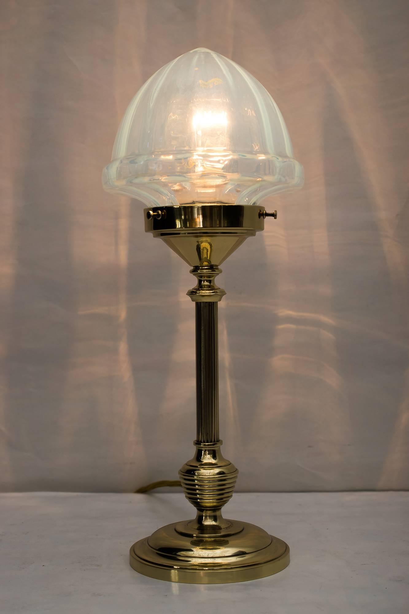 Art Deco Tischlampe mit Opalglasschirm
Poliert und einbrennlackiert.