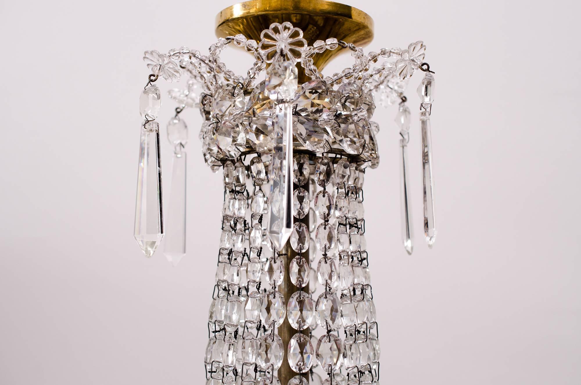 Charming Crystal Chandelier Attributed to Lobmeyr, circa 1920s In Excellent Condition In Wien, AT