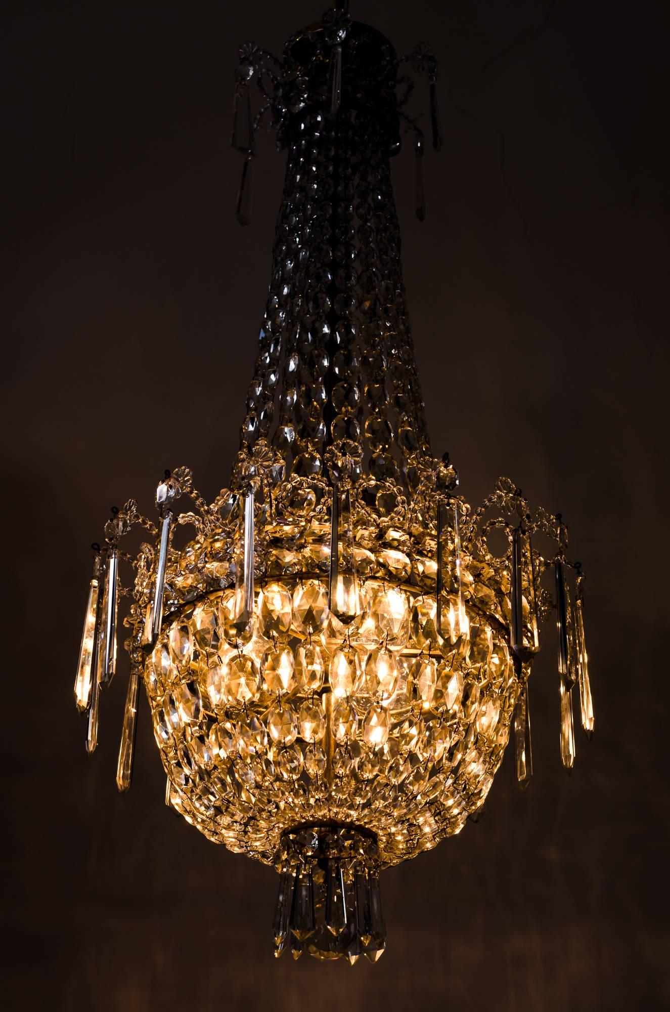 Charming Crystal Chandelier Attributed to Lobmeyr, circa 1920s 1